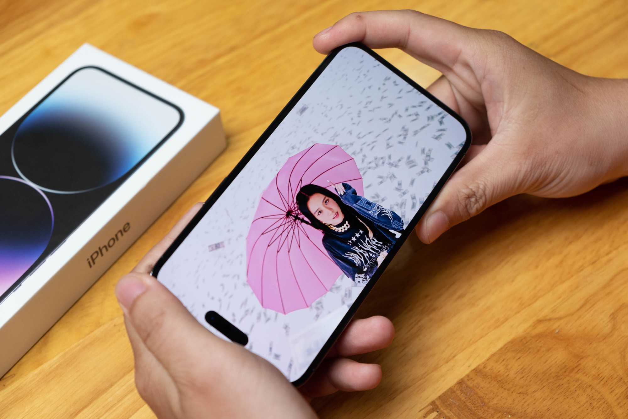Mở hộp iPhone 14 Pro Max màu tím vừa 'cập bến' Việt Nam: Màu sắc ấn tượng, giá trên 50 triệu đồng! - Ảnh 8.