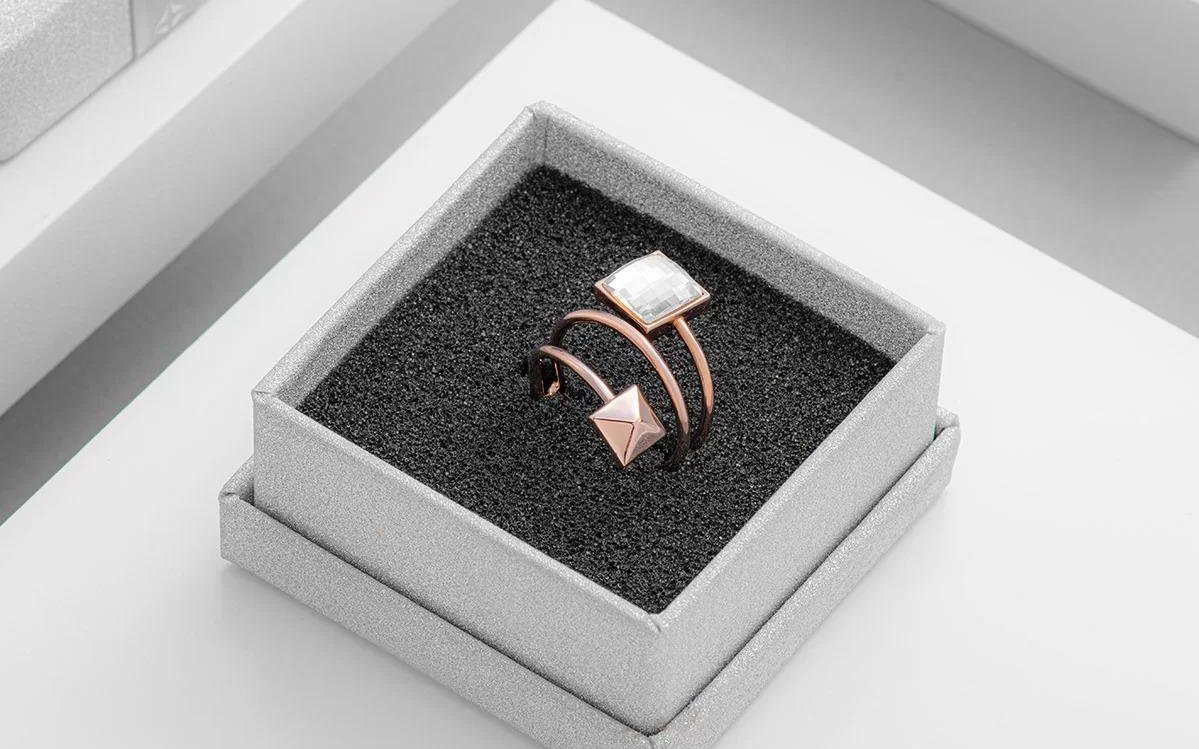 Ý nghĩa đeo nhẫn ngón giữa tay trái ở nữ giới và cách đeo đẹp