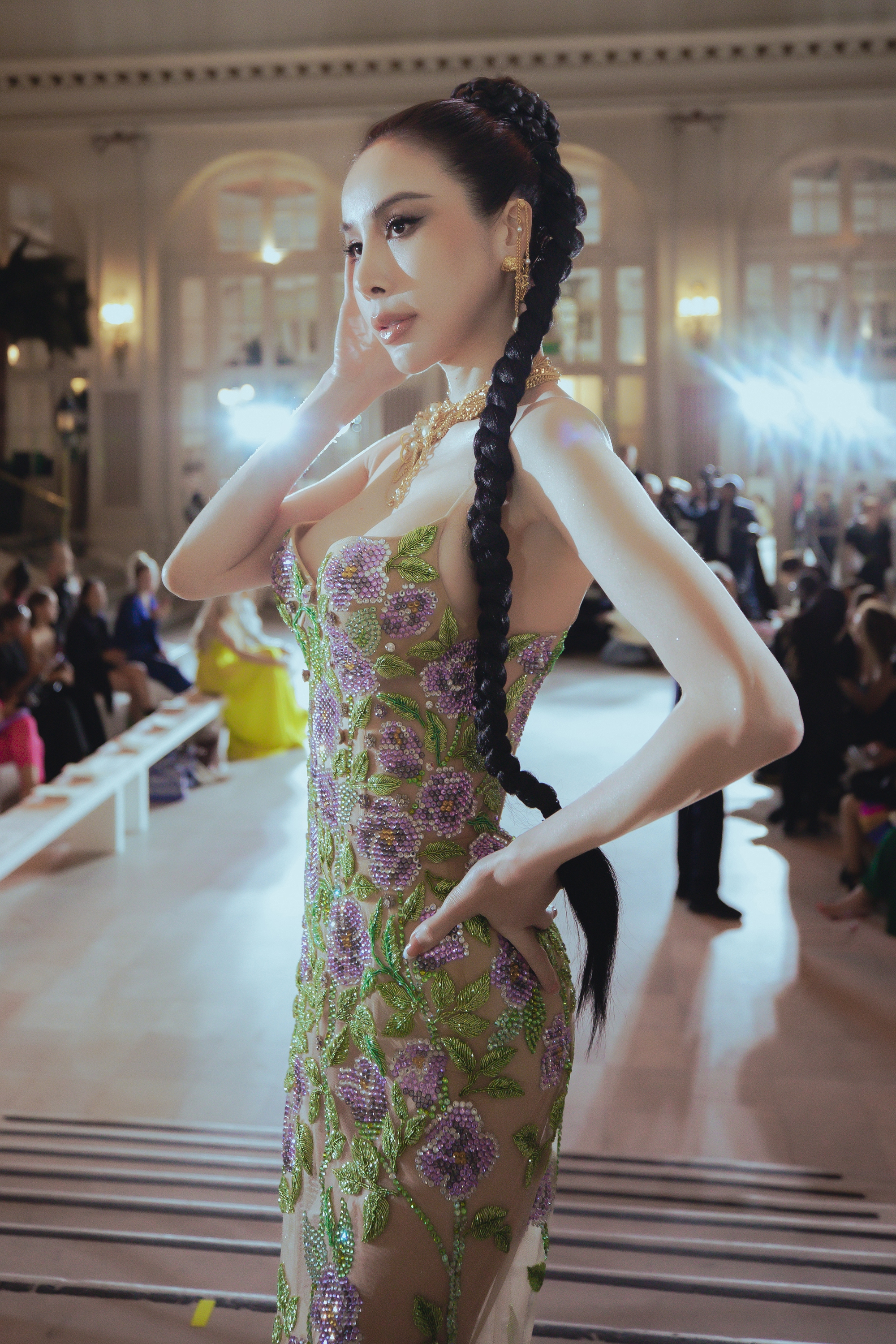 Hoa hậu Hoàng Dung làm vedette tại Tuần lễ Thời trang London - Ảnh 2.