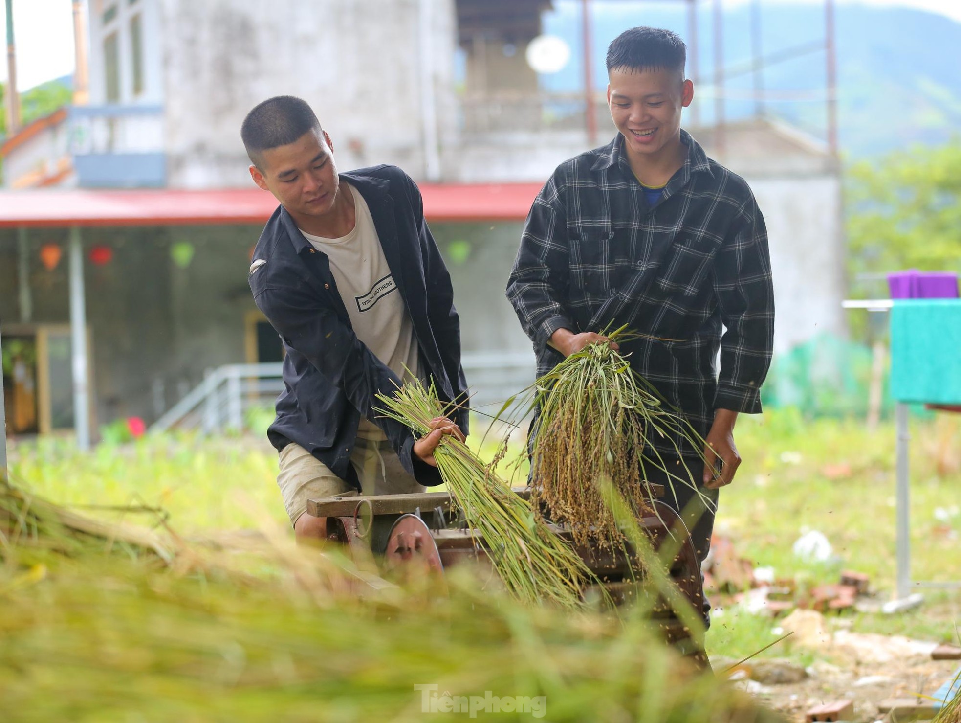 Xem cách làm cốm Tú Lệ của đồng bào Thái - Ảnh 1.