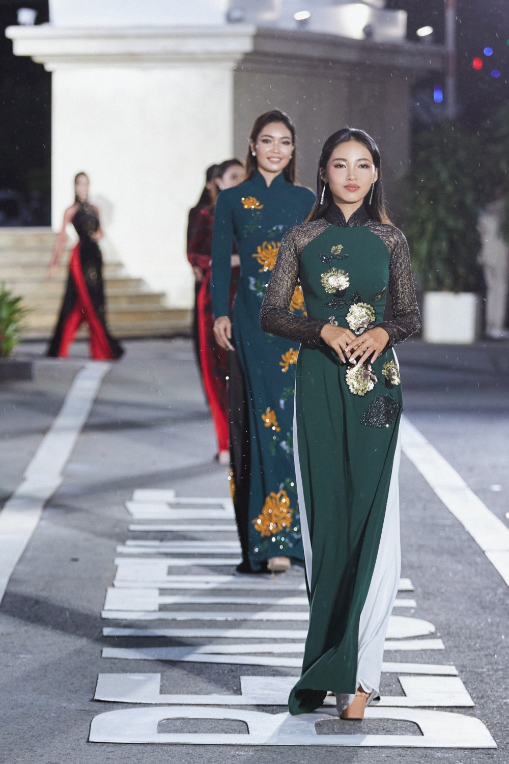 Người đẹp Hoa khôi sông Vàm che ô đi catwalk dưới mưa - Ảnh 1.