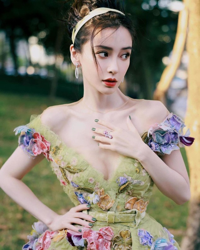 Angelababy bị chỉ trích vì nghiện thuốc lá - Ảnh 2.