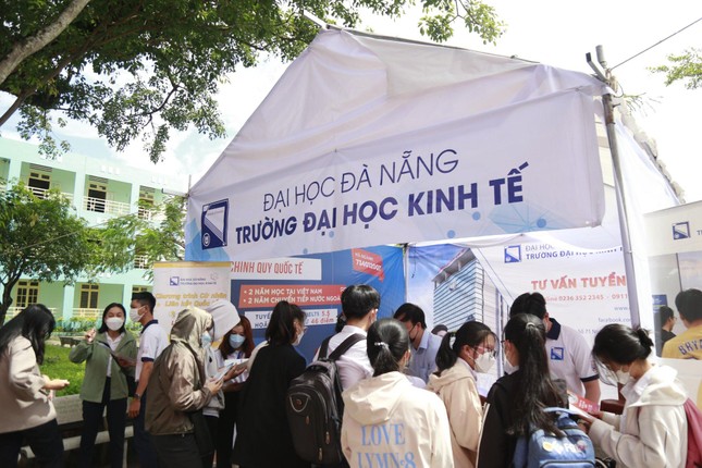 Giảng vi&ecirc;n khoa Luật nhờ sinh vi&ecirc;n thi hộ - Ảnh 1.