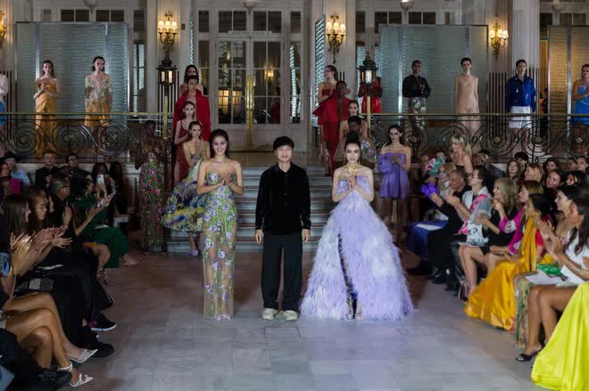 Góc tự hào: NTK Trần Hùng trình diễn bộ sưu tập thứ 9 tại London Fashion Week - Ảnh 11.