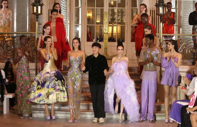 Góc tự hào: NTK Trần Hùng trình diễn bộ sưu tập thứ 9 tại London Fashion Week - Ảnh 1.