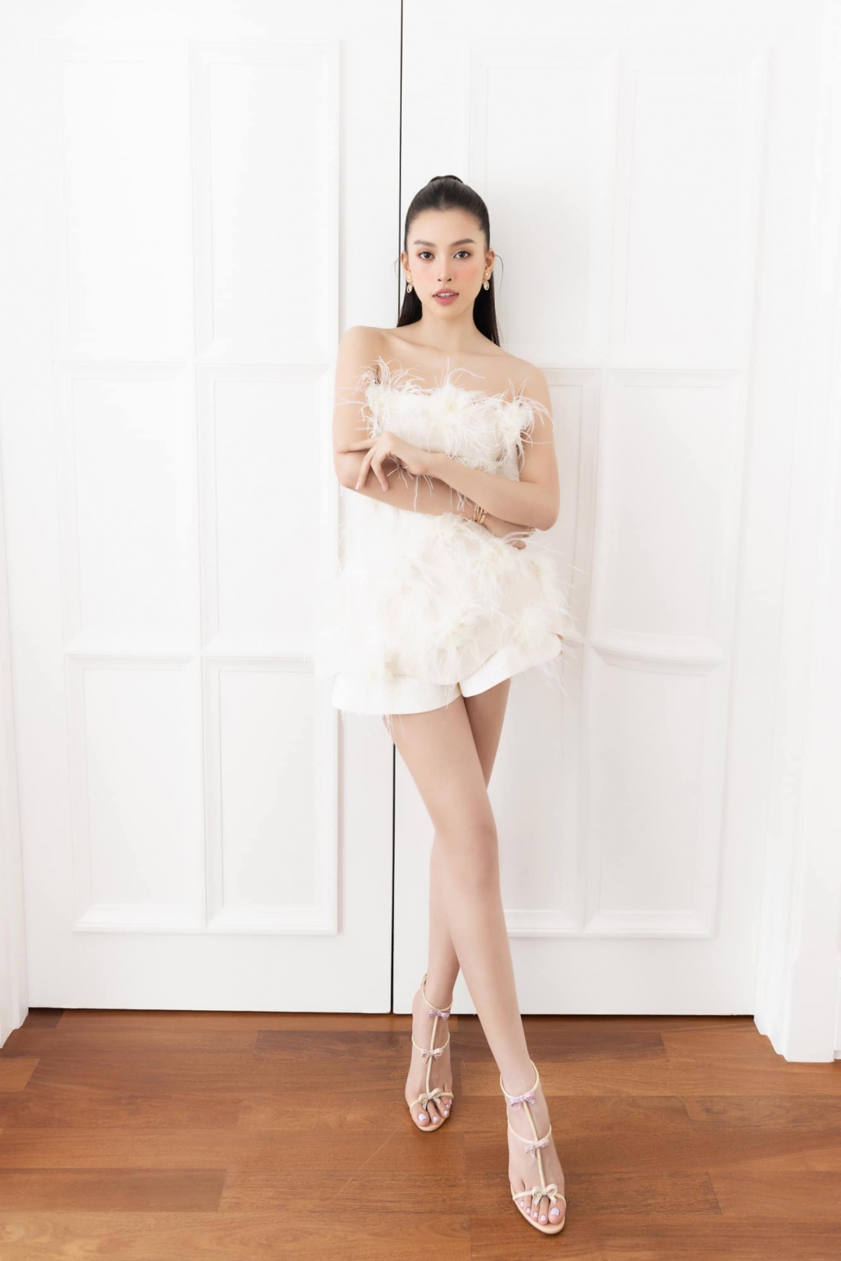 Hoa hậu Tiểu Vy diện đầm lông vũ kiêu sa như công chúa - Ảnh 7.