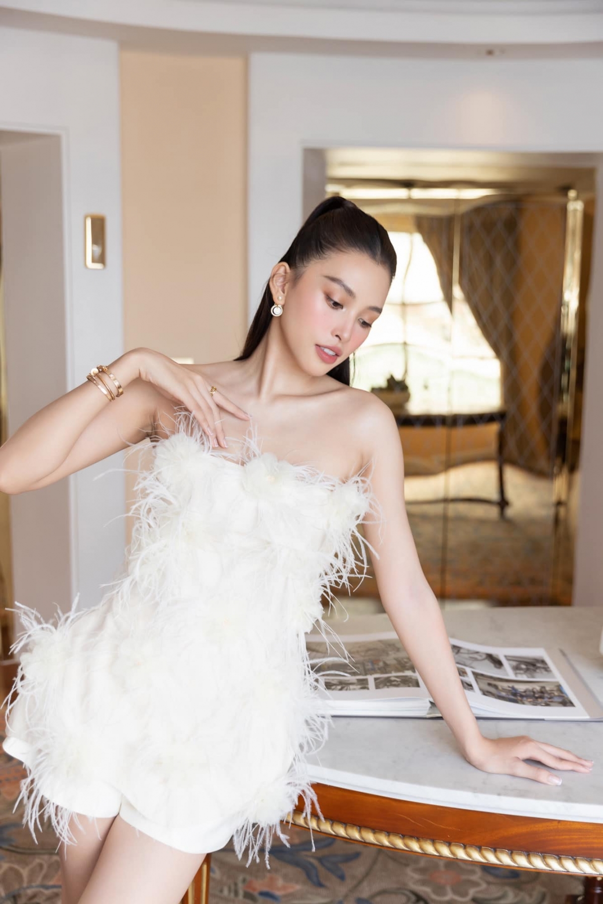 Hoa hậu Tiểu Vy diện đầm lông vũ kiêu sa như công chúa - Ảnh 6.