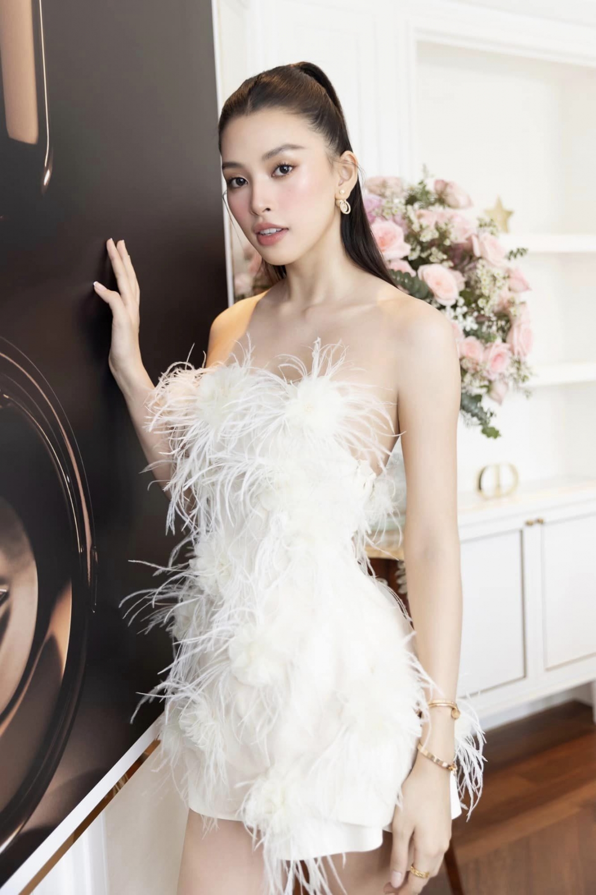 Hoa hậu Tiểu Vy diện đầm lông vũ kiêu sa như công chúa - Ảnh 3.