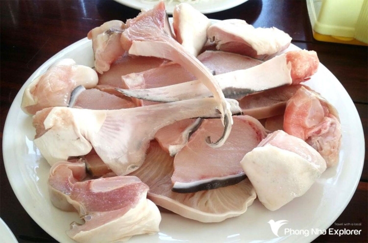 Hấp dẫn món gỏi ‘cá mập sữa’: Đặc sản hiếm ở Quảng Bình ngày hè - Ảnh 5.