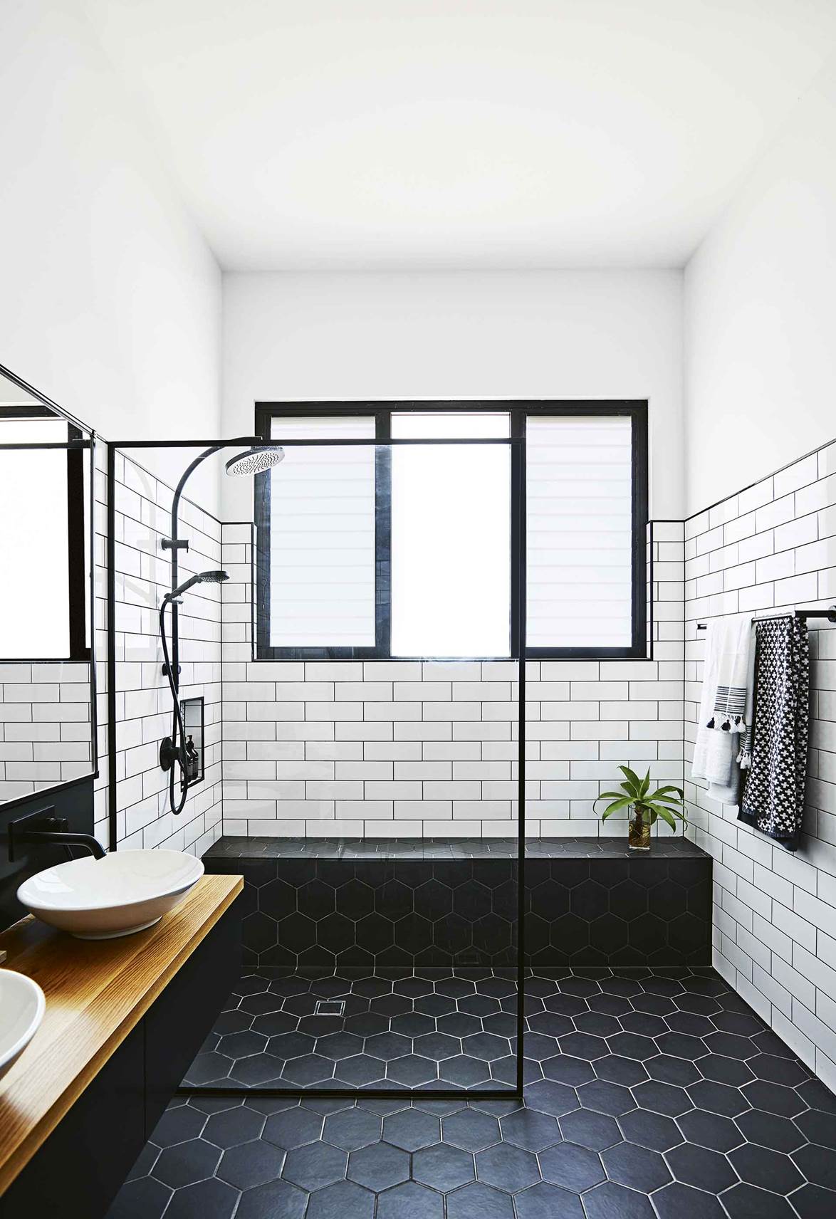 17 căn phòng tắm đen trắng dùng bao nhiêu năm vẫn thấy ưng mắt - Ảnh 1.