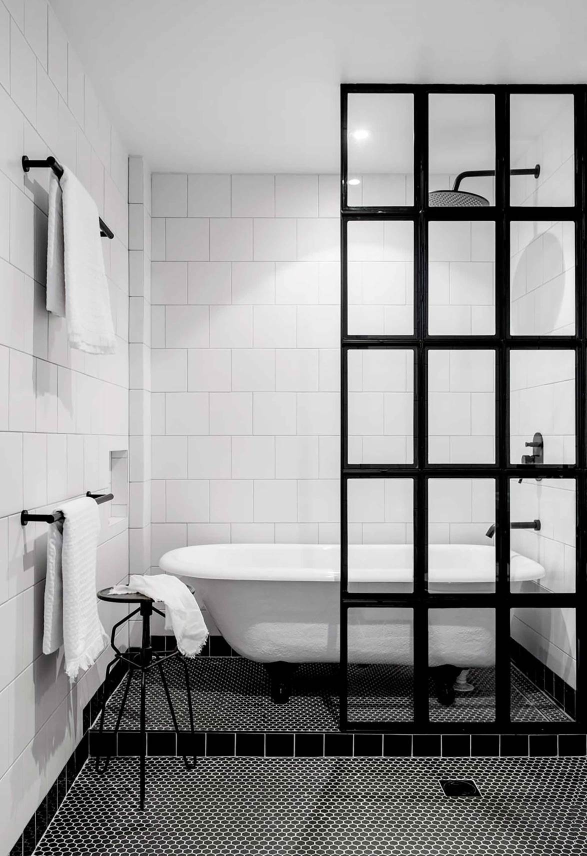 17 căn phòng tắm đen trắng dùng bao nhiêu năm vẫn thấy ưng mắt - Ảnh 5.