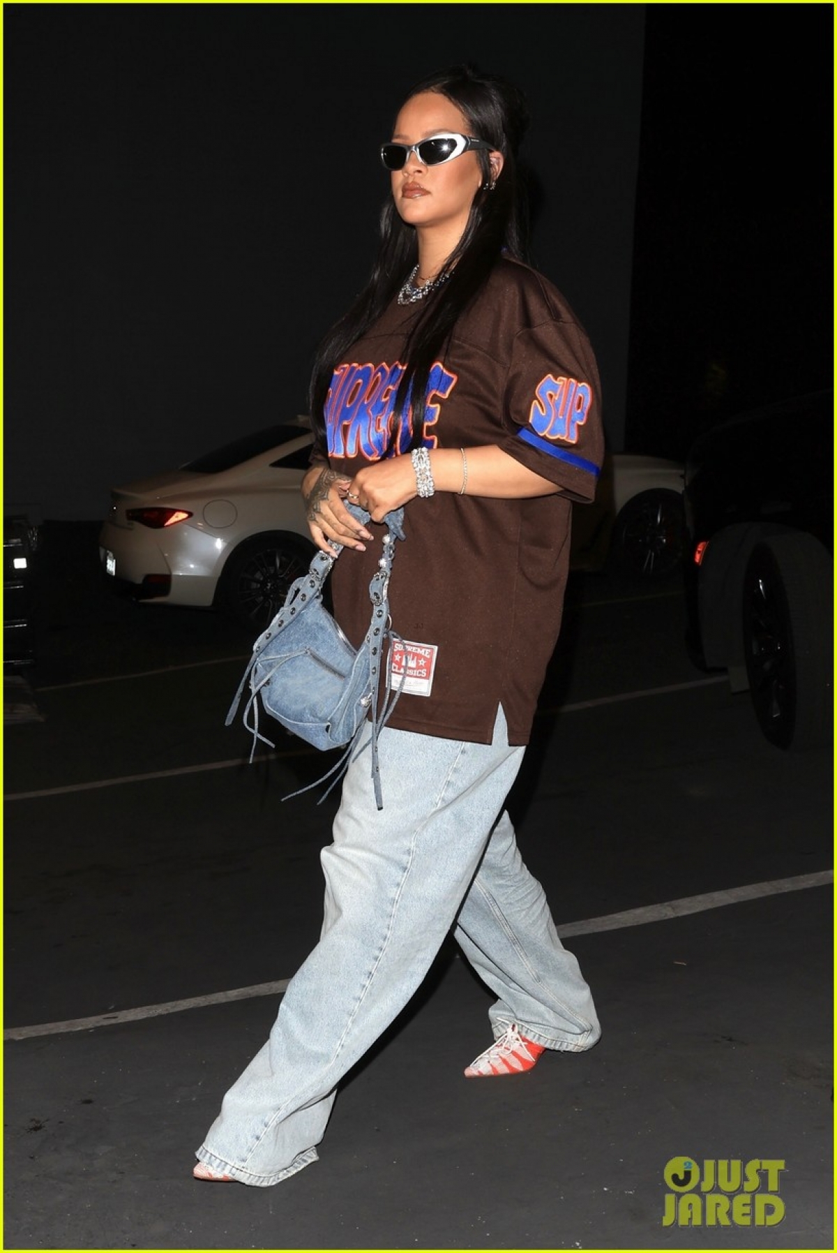 Ca sĩ Rihanna giản dị đến phòng thu cùng bạn trai lúc tối muộn - Ảnh 1.