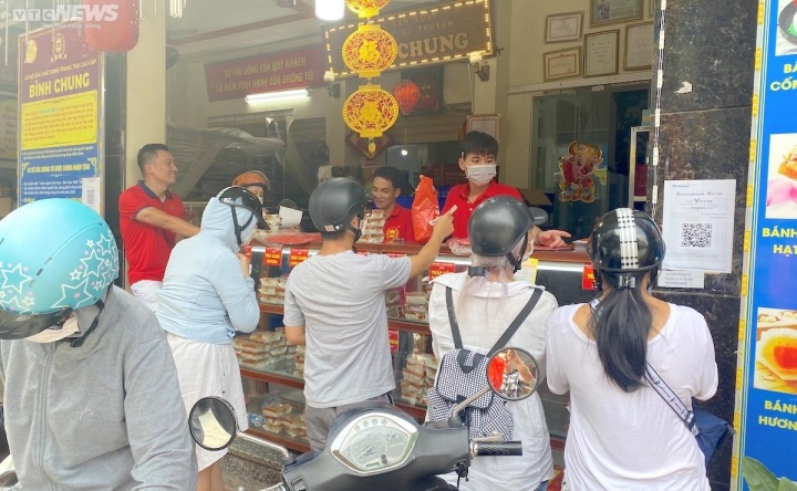 Hà Nội: Bánh trung thu hiện đại ế hàng, bánh truyền thống tấp nập người mua - Ảnh 3.