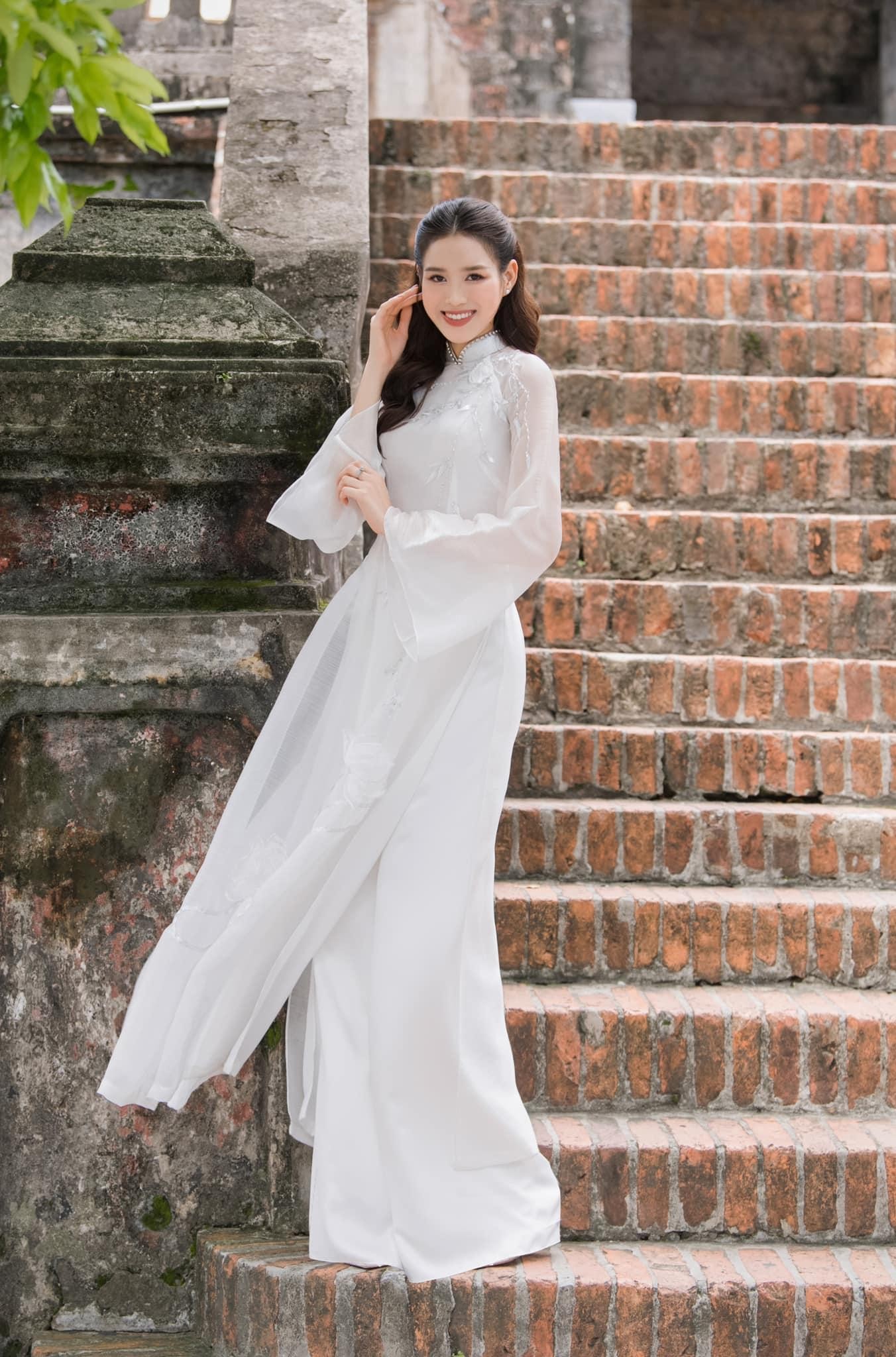 Hoa hậu Đỗ Thị Hà đẹp thuần khiết với áo dài trắng - Ảnh 4.