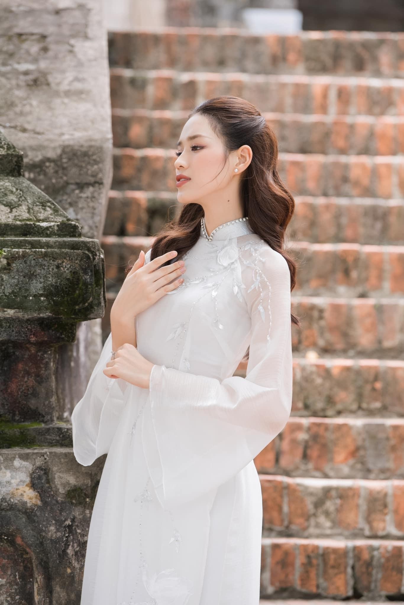 Hoa hậu Đỗ Thị Hà đẹp thuần khiết với áo dài trắng - Ảnh 3.