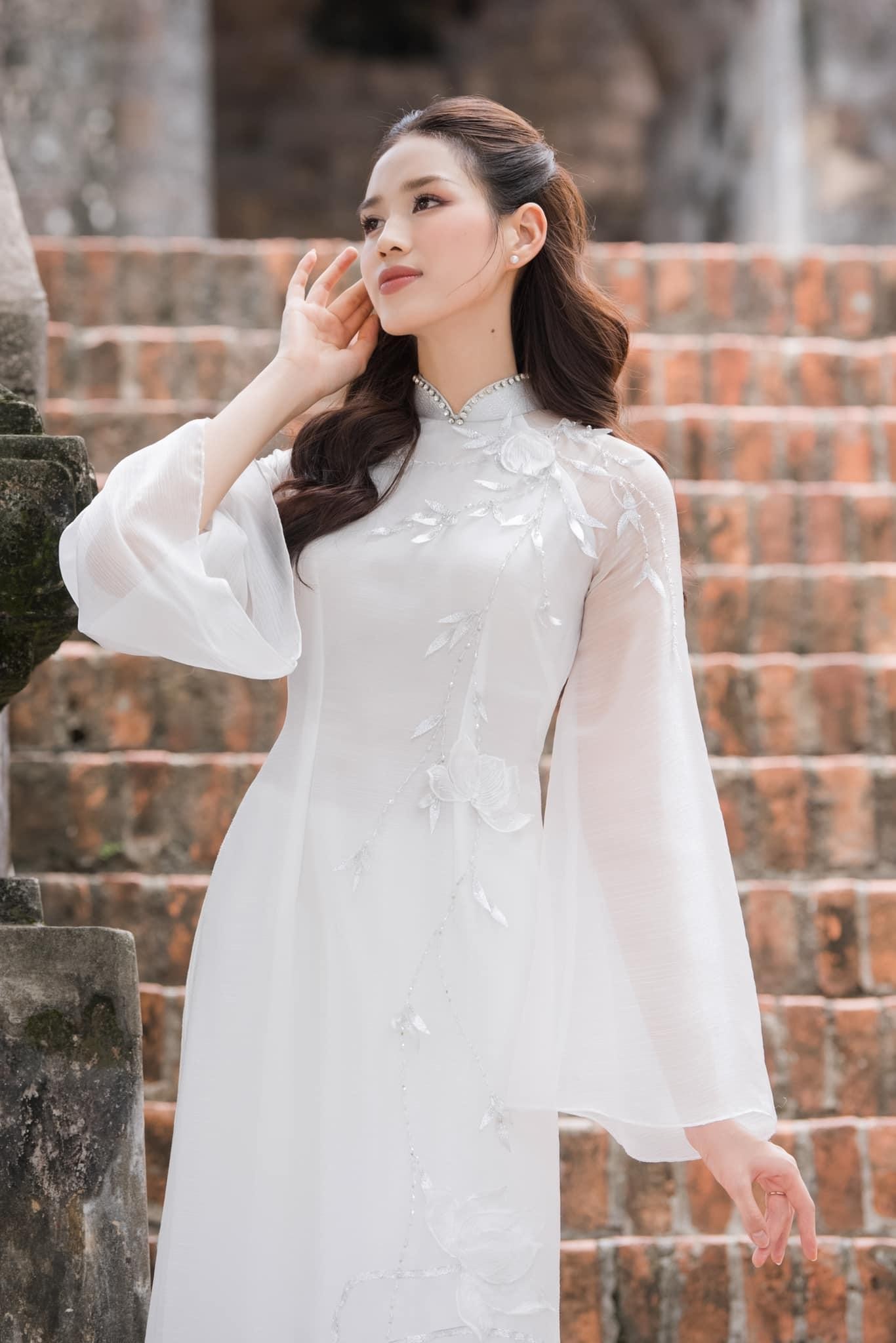 Hoa hậu Đỗ Thị Hà đẹp thuần khiết với áo dài trắng - Ảnh 2.