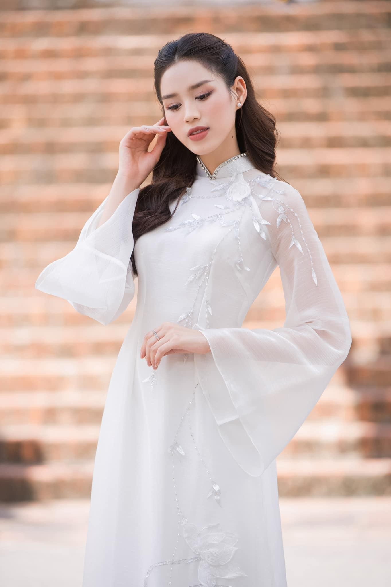 Hoa hậu Đỗ Thị Hà đẹp thuần khiết với áo dài trắng - Ảnh 1.