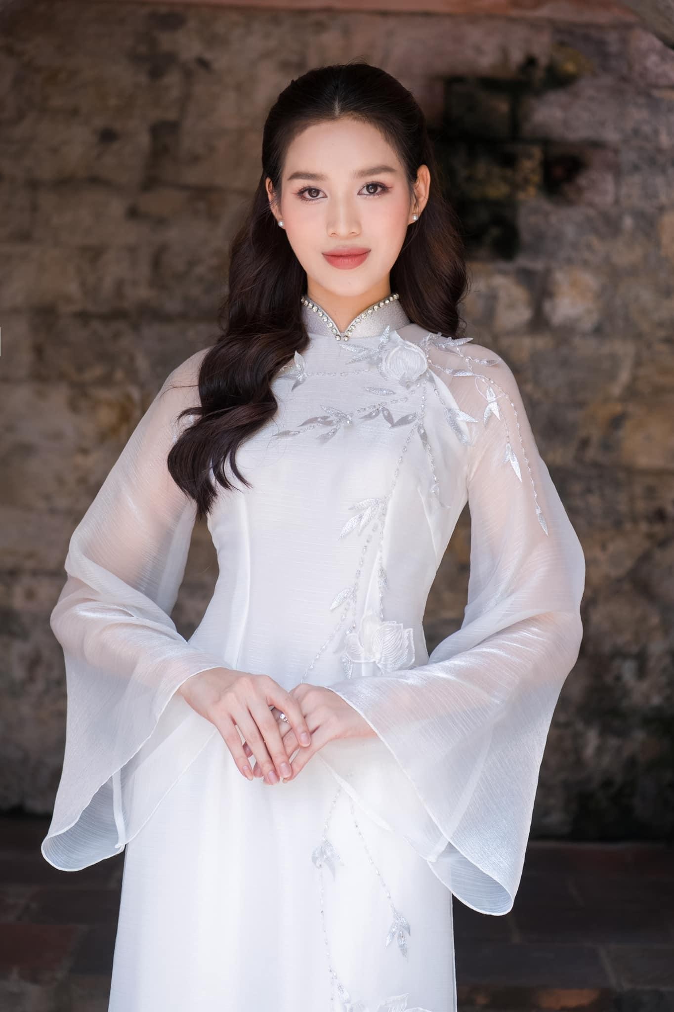 Hoa hậu Đỗ Thị Hà đẹp thuần khiết với áo dài trắng - Ảnh 9.
