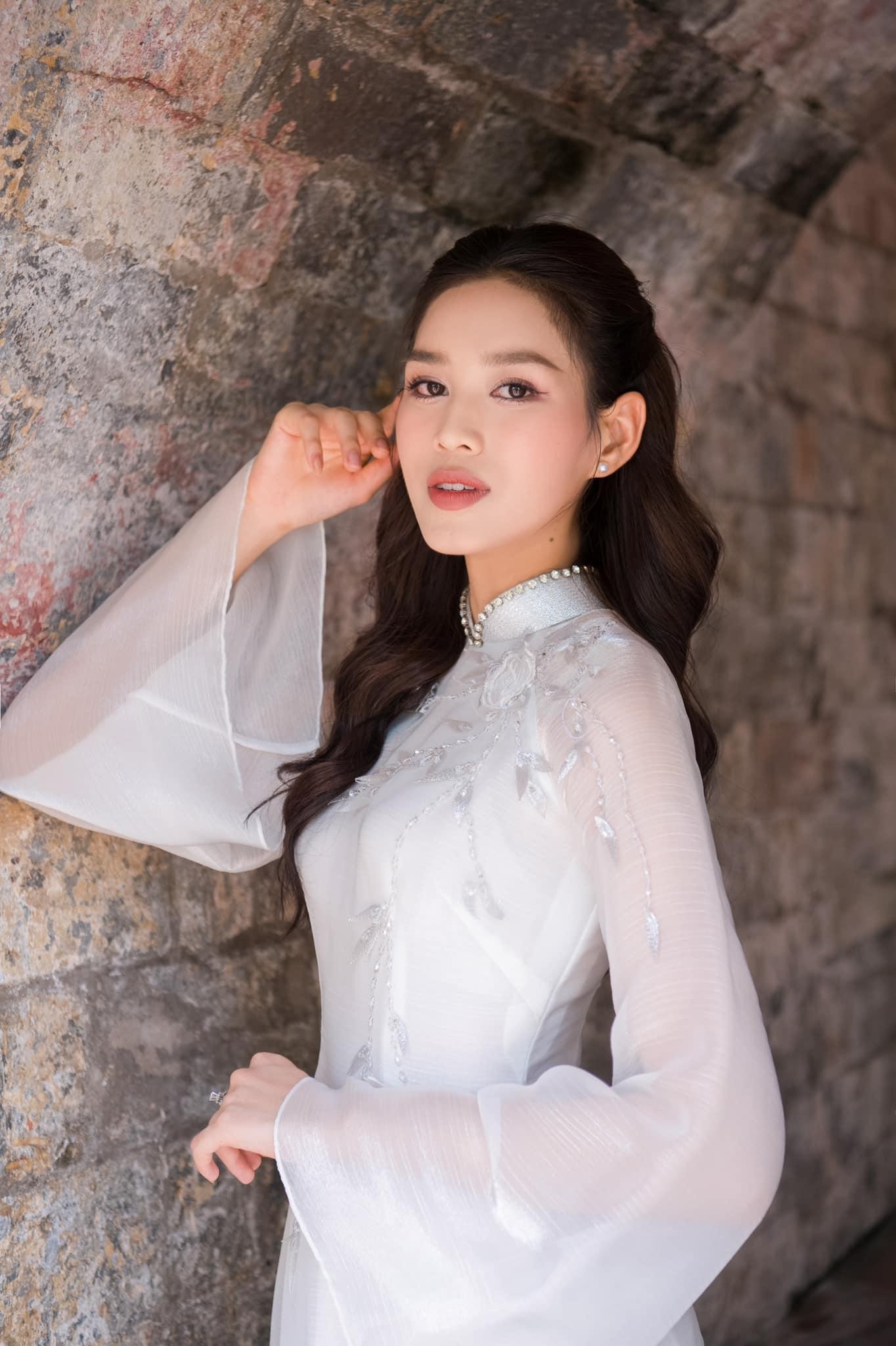 Hoa hậu Đỗ Thị Hà đẹp thuần khiết với áo dài trắng - Ảnh 8.