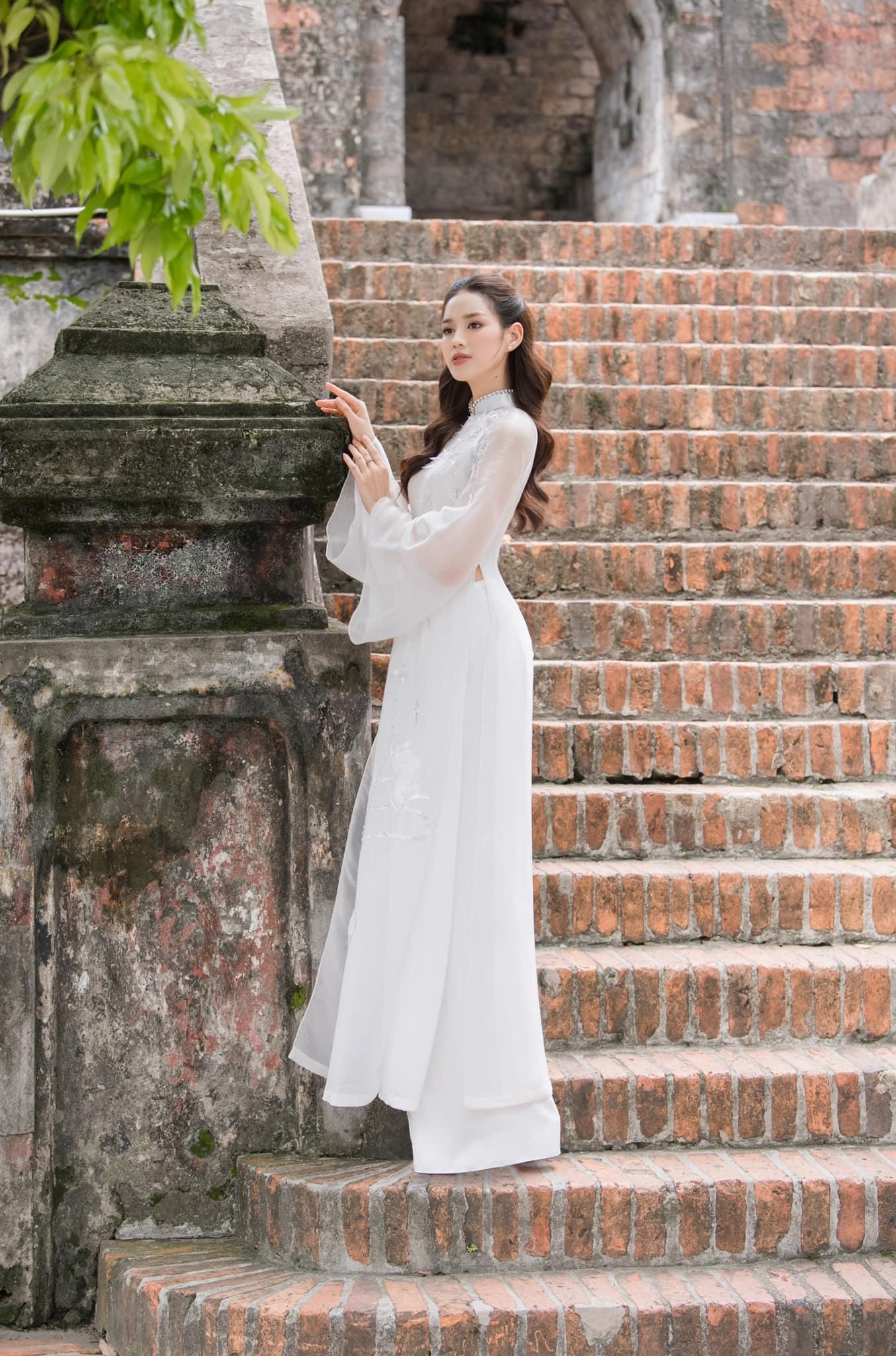 Hoa hậu Đỗ Thị Hà đẹp thuần khiết với áo dài trắng - Ảnh 6.