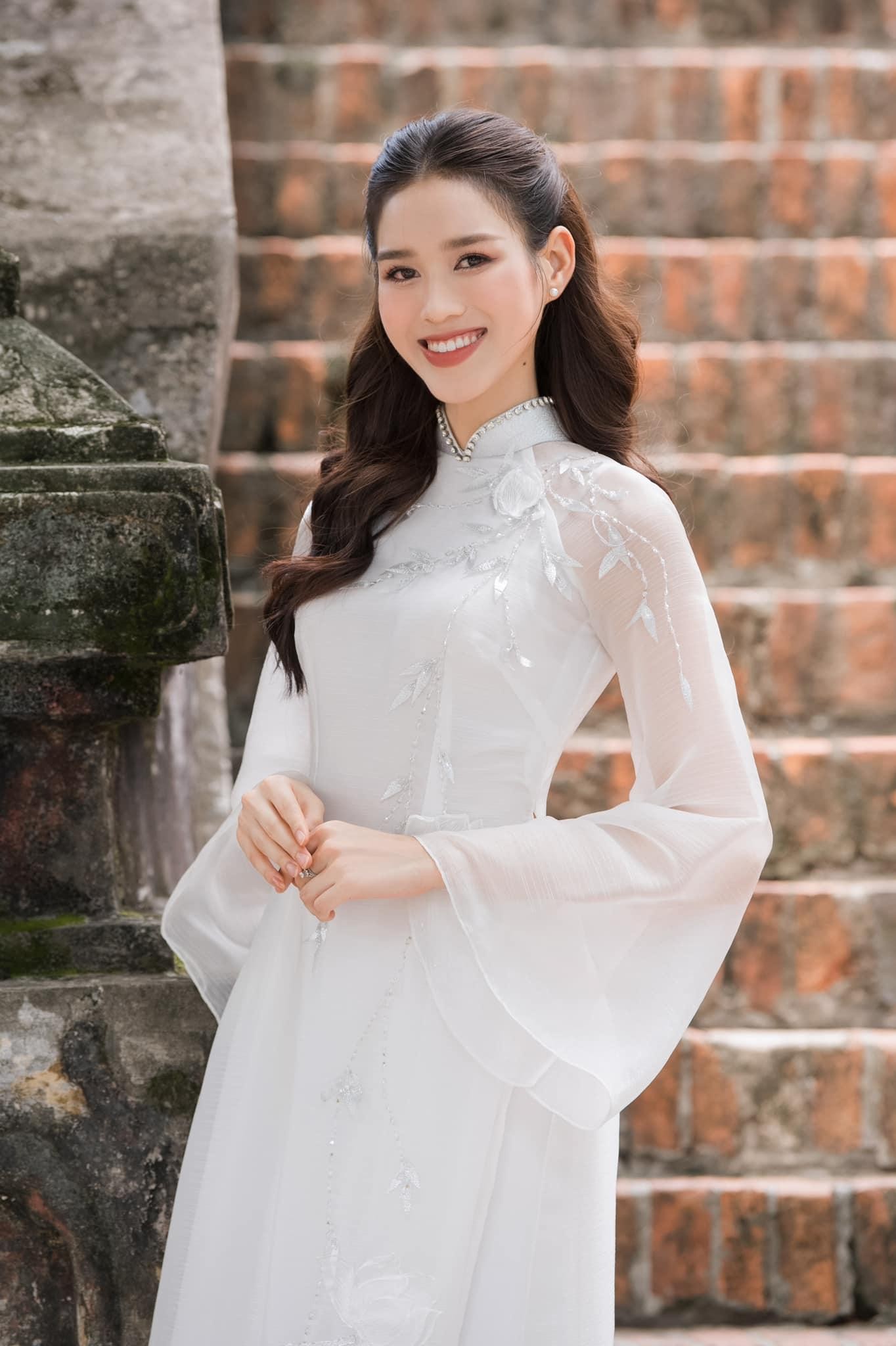 Hoa hậu Đỗ Thị Hà đẹp thuần khiết với áo dài trắng - Ảnh 5.