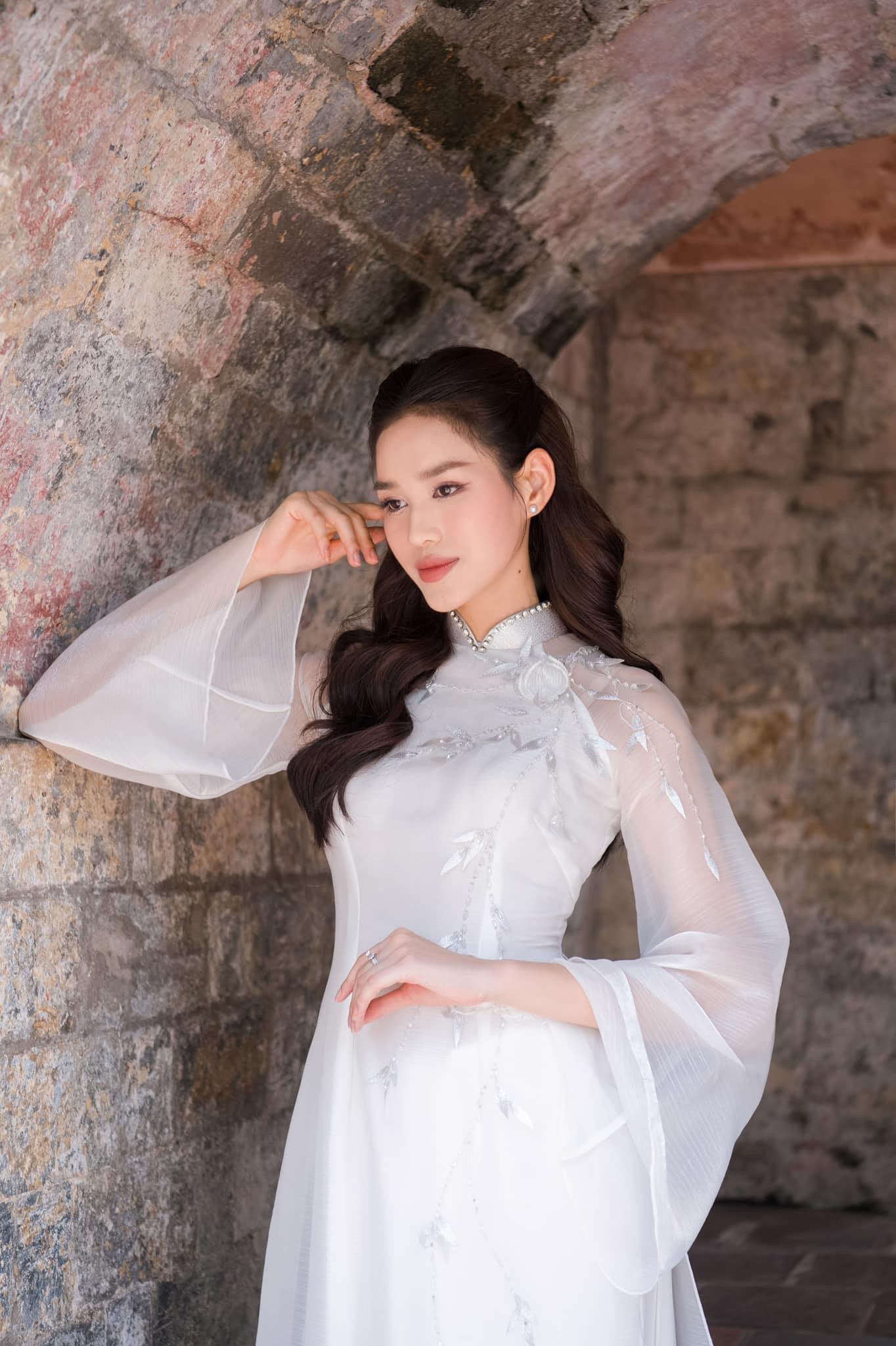 Hoa hậu Đỗ Thị Hà đẹp thuần khiết với áo dài trắng - Ảnh 7.