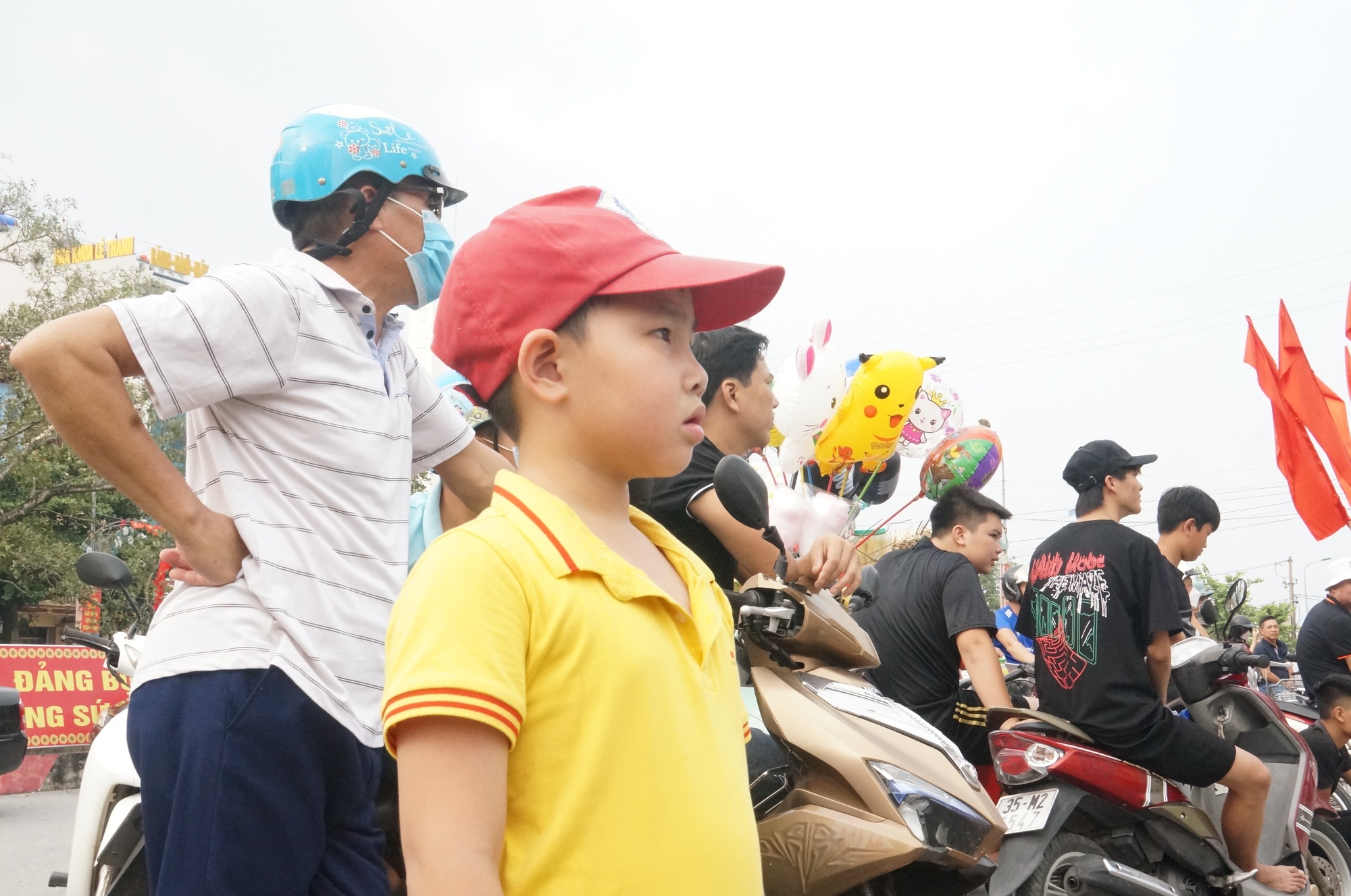 Ninh Bình: Hàng nghìn người xem cảnh đua thuyền chào mừng ngày 2/9 - Ảnh 4.