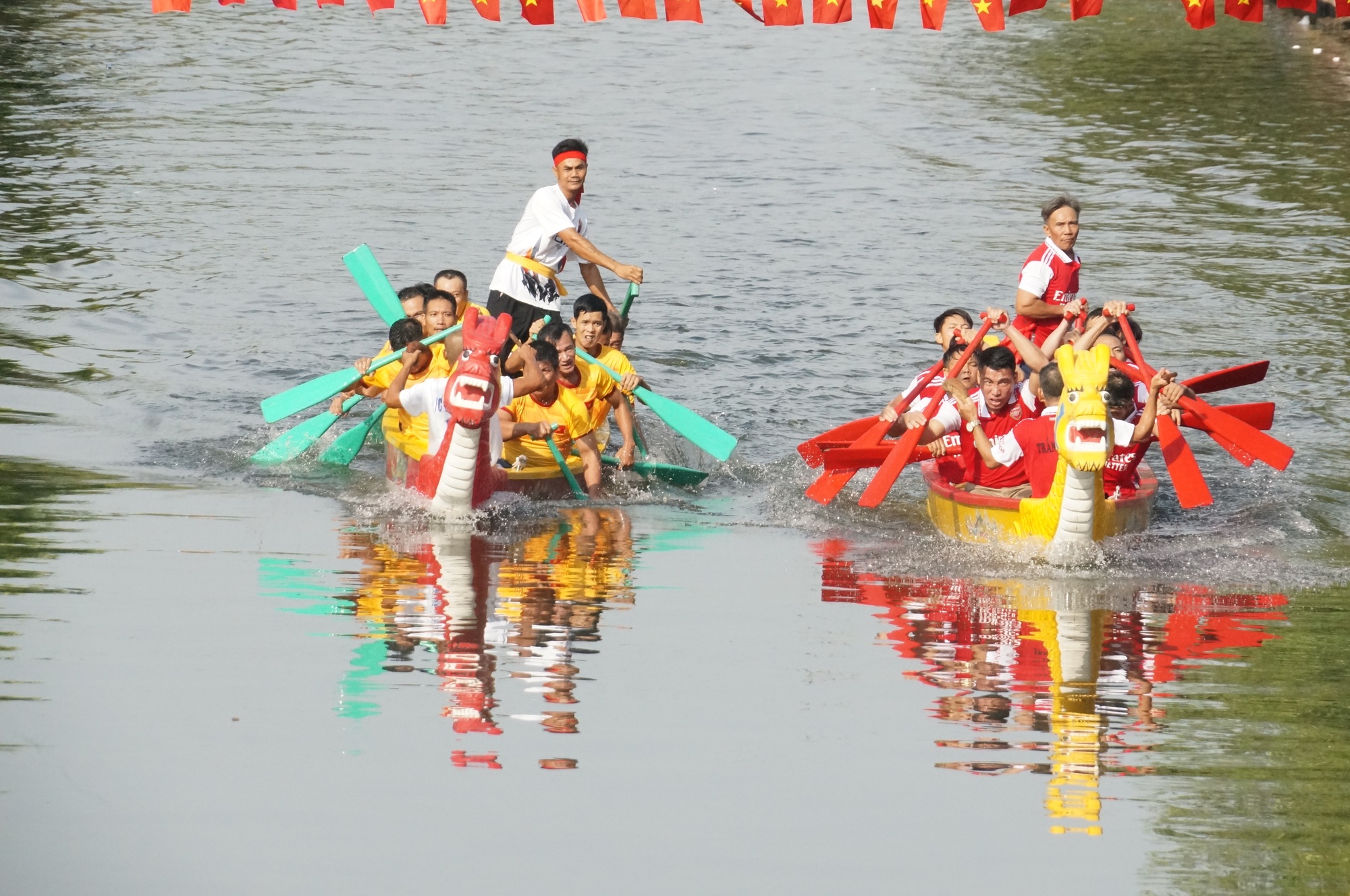 Ninh Bình: Hàng nghìn người xem cảnh đua thuyền chào mừng ngày 2/9 - Ảnh 2.