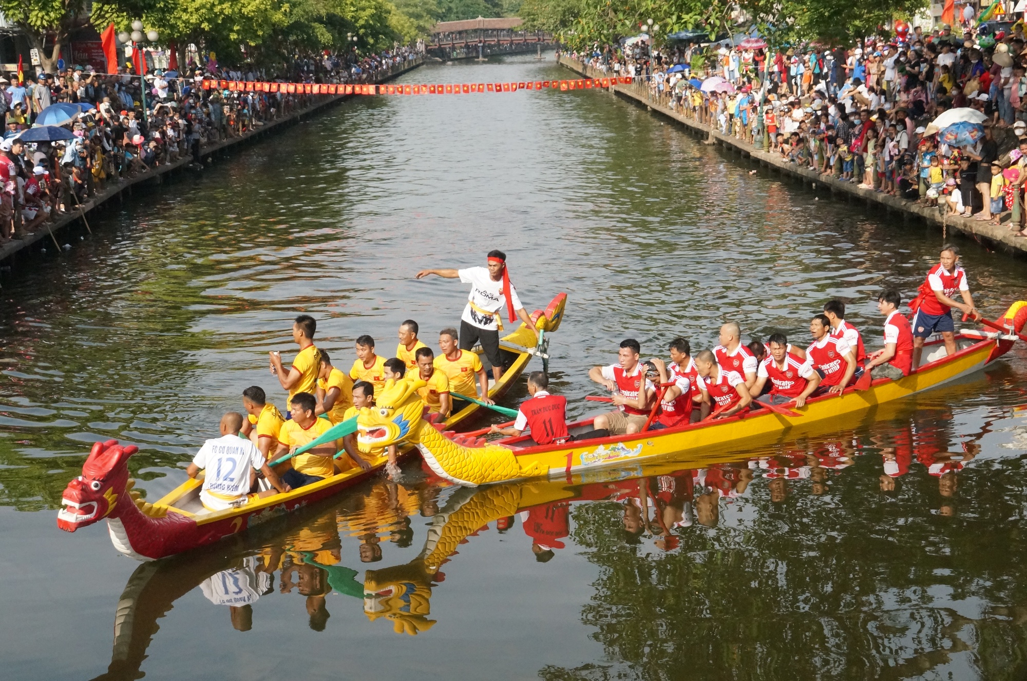 Ninh Bình: Hàng nghìn người xem cảnh đua thuyền chào mừng ngày 2/9 - Ảnh 1.