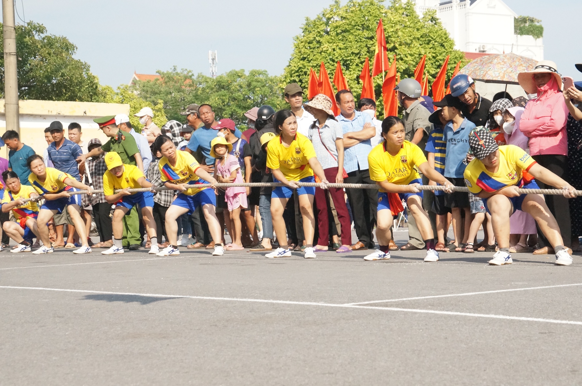 Ninh Bình: Hàng nghìn người xem cảnh đua thuyền chào mừng ngày 2/9 - Ảnh 5.