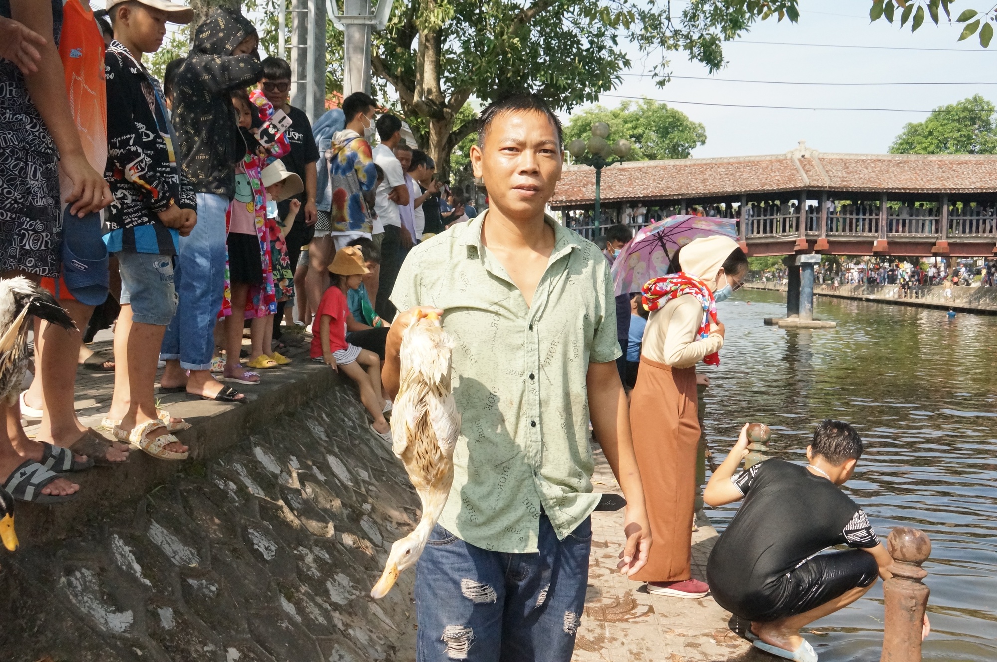 Ninh Bình: Hàng nghìn người xem cảnh đua thuyền chào mừng ngày 2/9 - Ảnh 10.