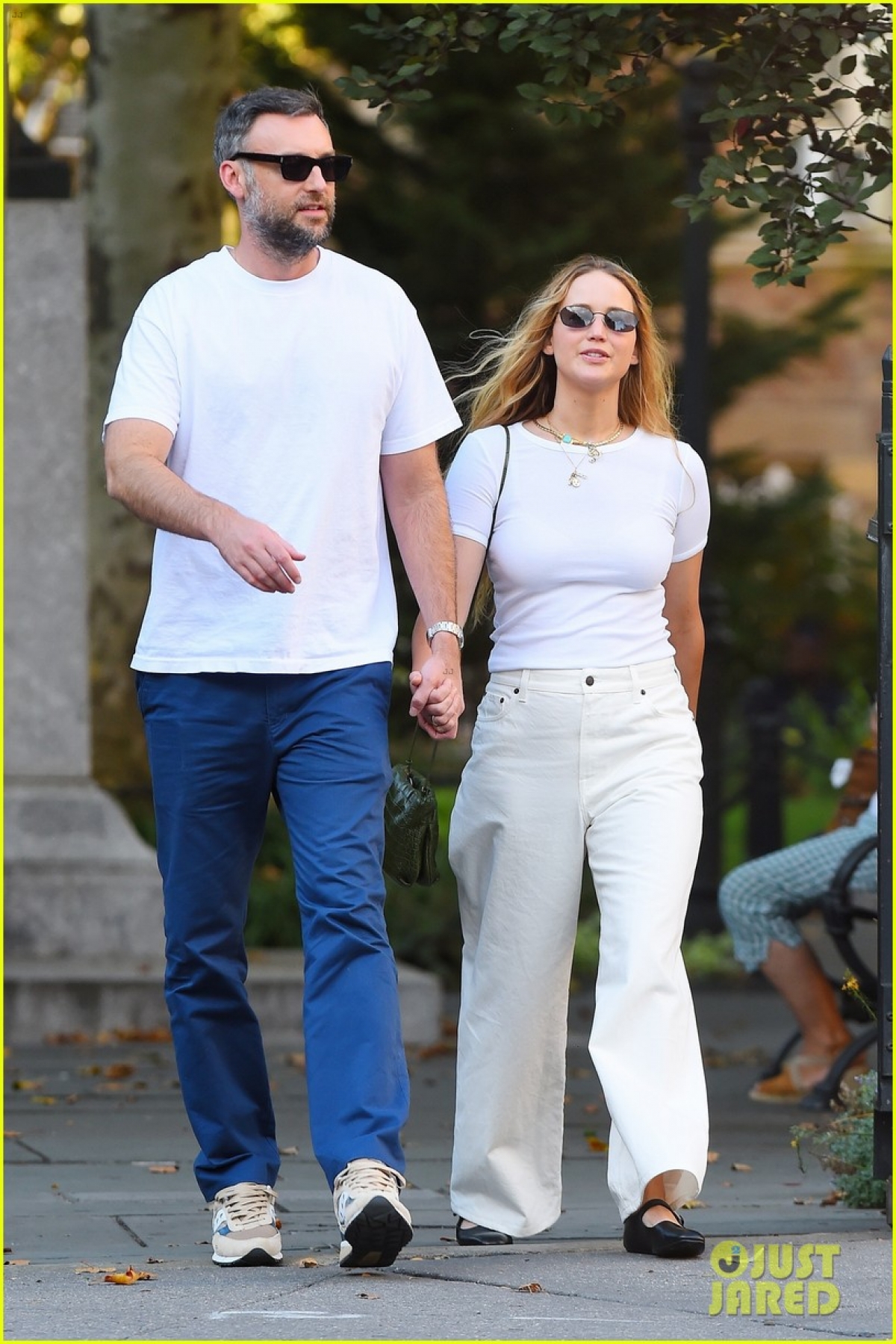 Vợ chồng Jennifer Lawrence diện đồ đồng điệu, tình tứ đi dạo trong công viên - Ảnh 1.