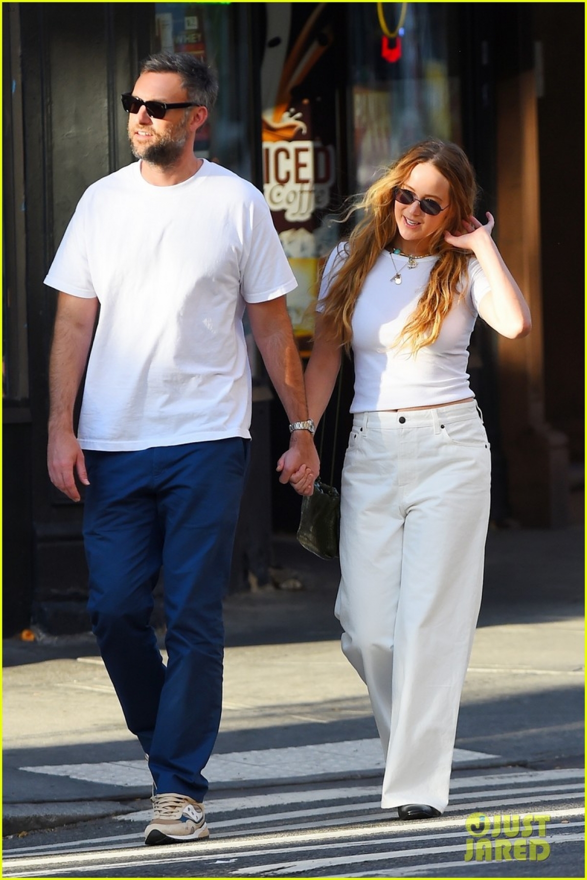 Vợ chồng Jennifer Lawrence diện đồ đồng điệu, tình tứ đi dạo trong công viên - Ảnh 4.