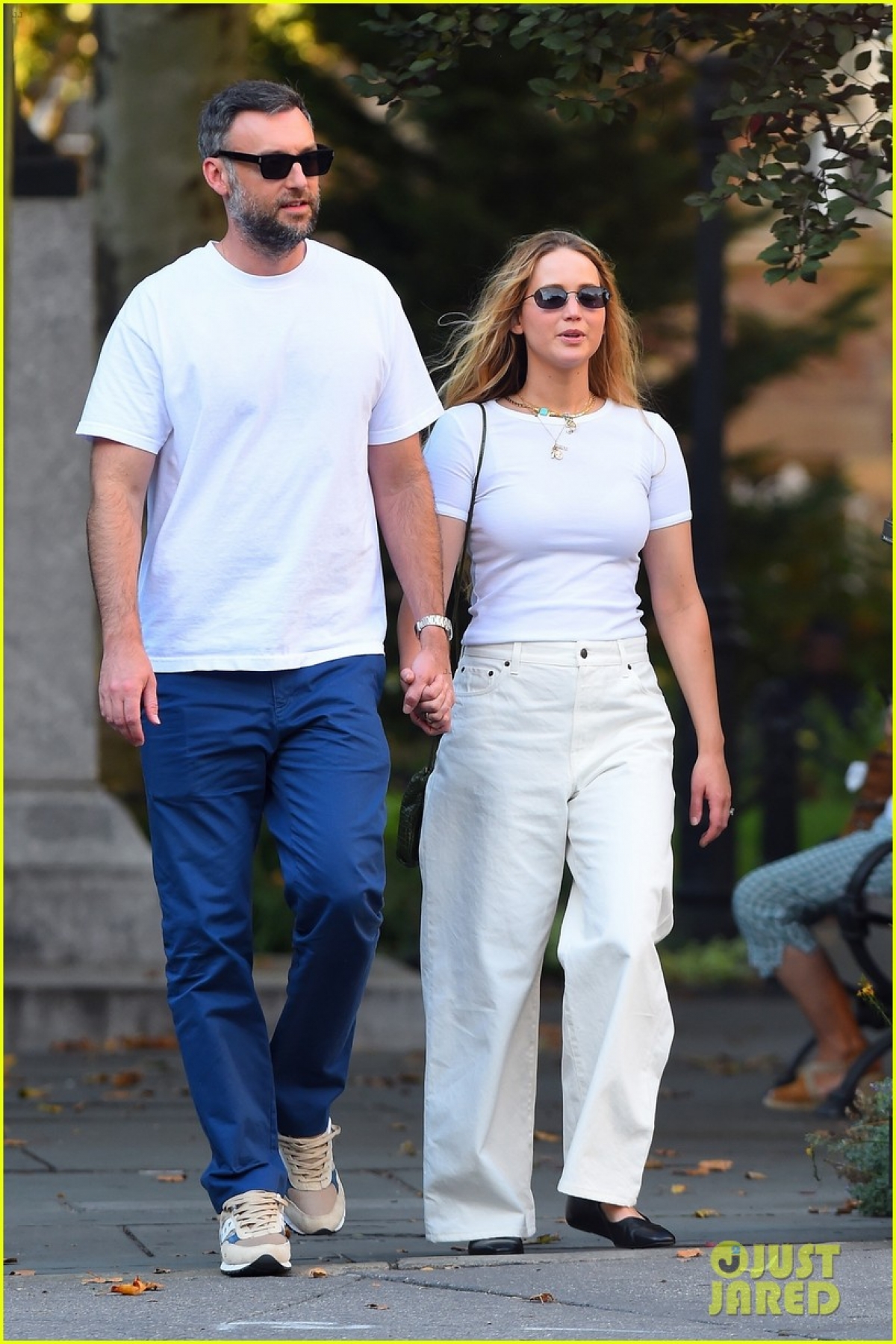 Vợ chồng Jennifer Lawrence diện đồ đồng điệu, tình tứ đi dạo trong công viên - Ảnh 5.