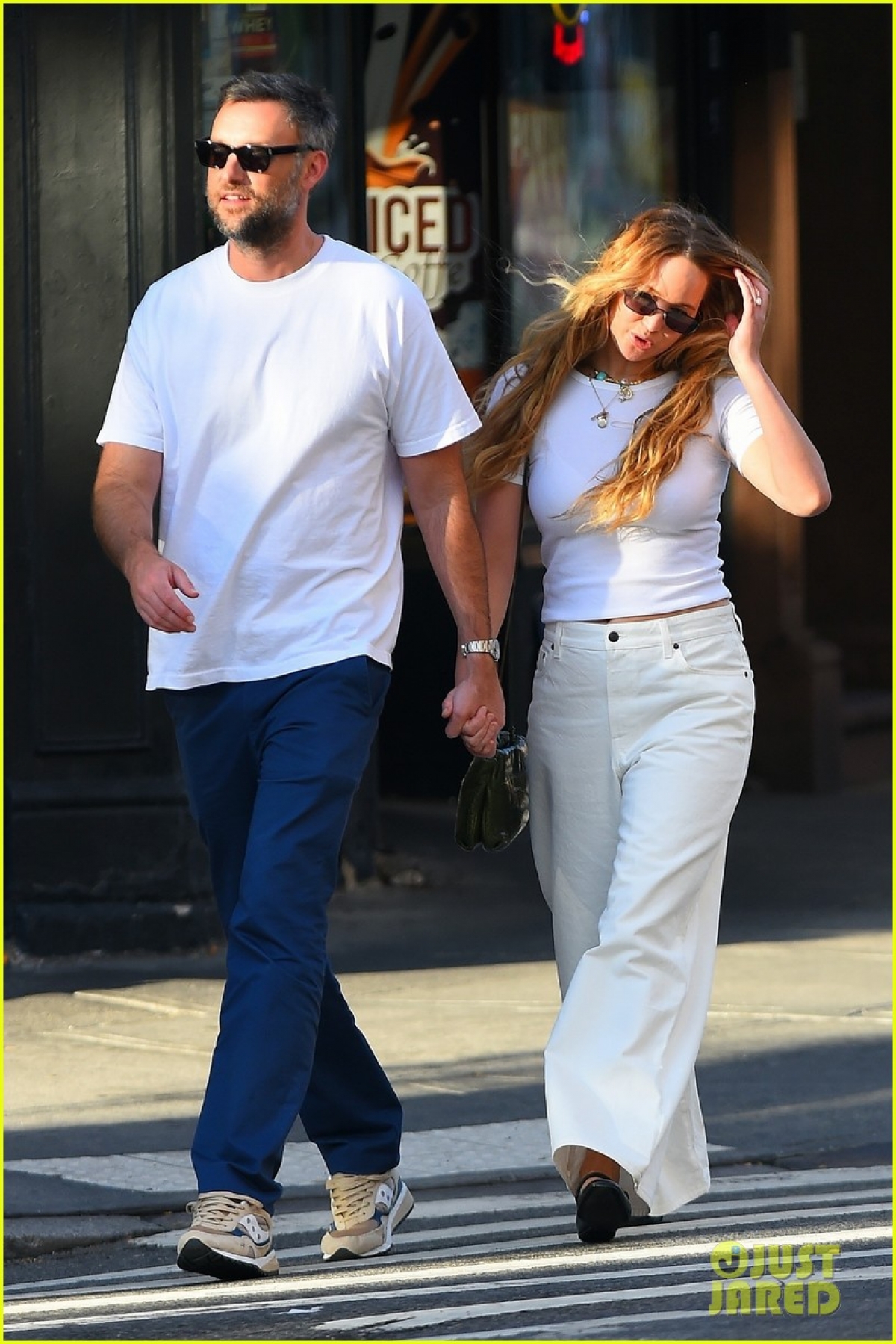 Vợ chồng Jennifer Lawrence diện đồ đồng điệu, tình tứ đi dạo trong công viên - Ảnh 6.
