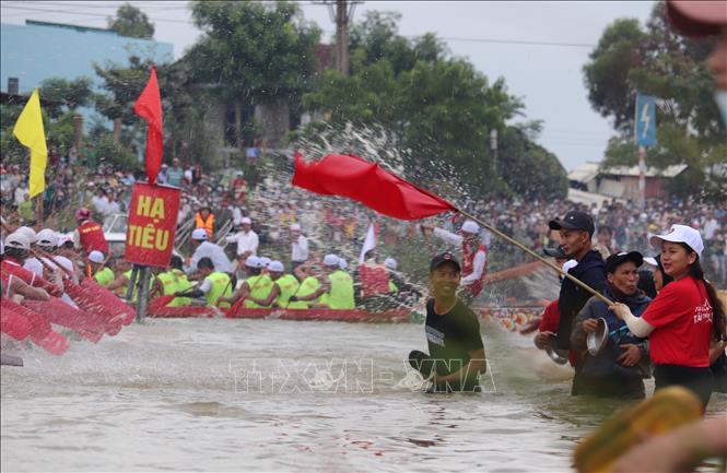 Tưng bừng lễ hội đua thuyền mừng Tết Độc lập trên quê hương Đại tướng Võ Nguyên Giáp - Ảnh 1.