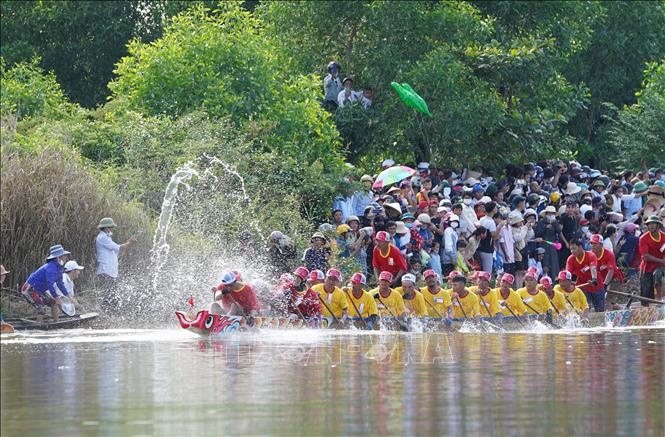 Tưng bừng lễ hội đua thuyền mừng Tết Độc lập trên quê hương Đại tướng Võ Nguyên Giáp - Ảnh 3.