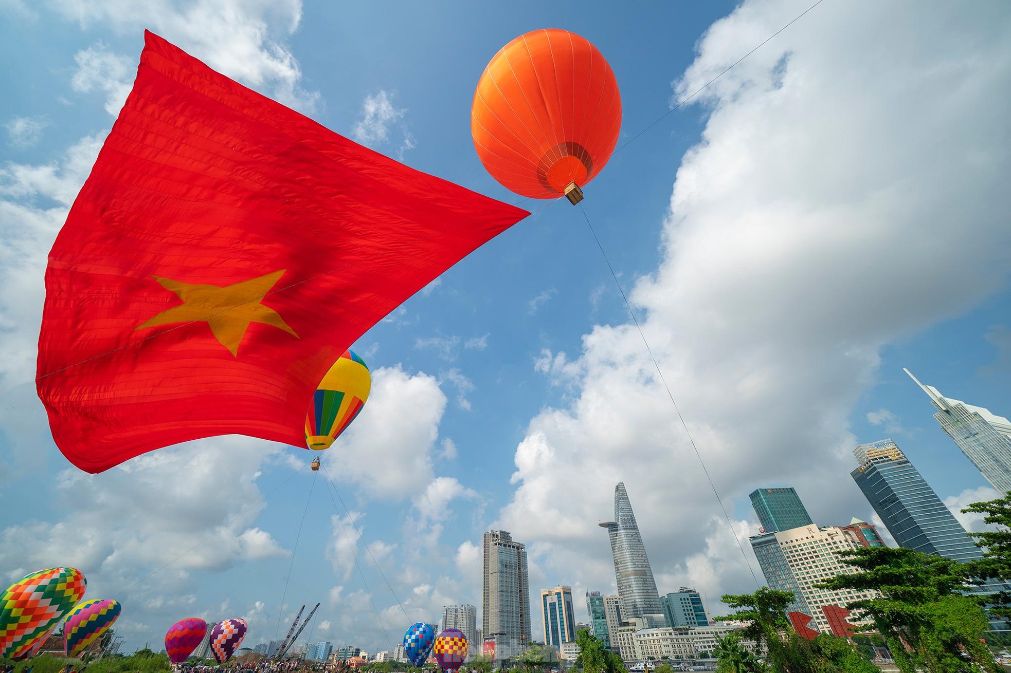 Cận cảnh khinh khí cầu kéo Quốc kỳ rộng 1800m2 mừng Quốc khánh 2/9 - Ảnh 19.