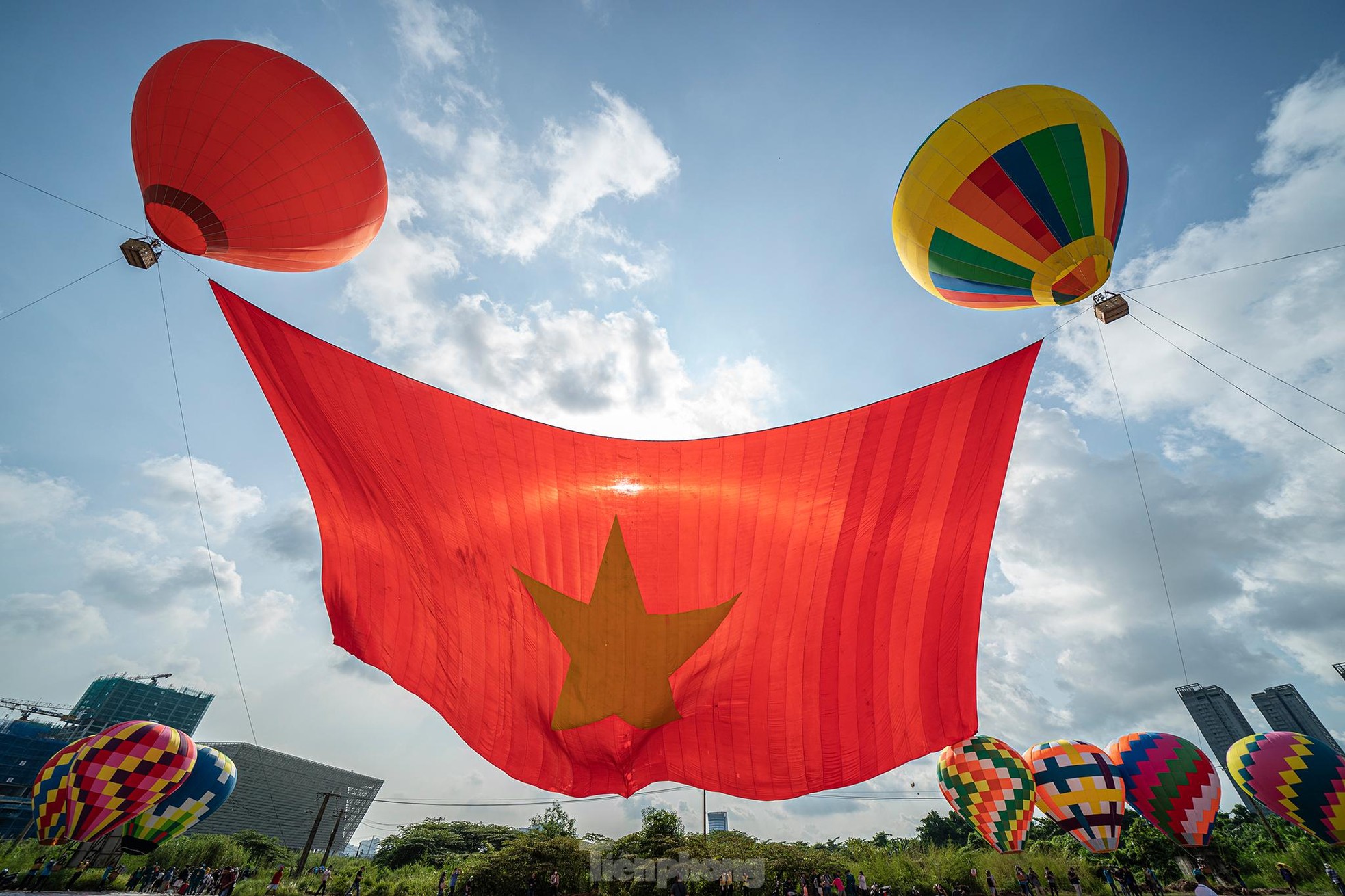 Cận cảnh khinh khí cầu kéo Quốc kỳ rộng 1800m2 mừng Quốc khánh 2/9 - Ảnh 14.