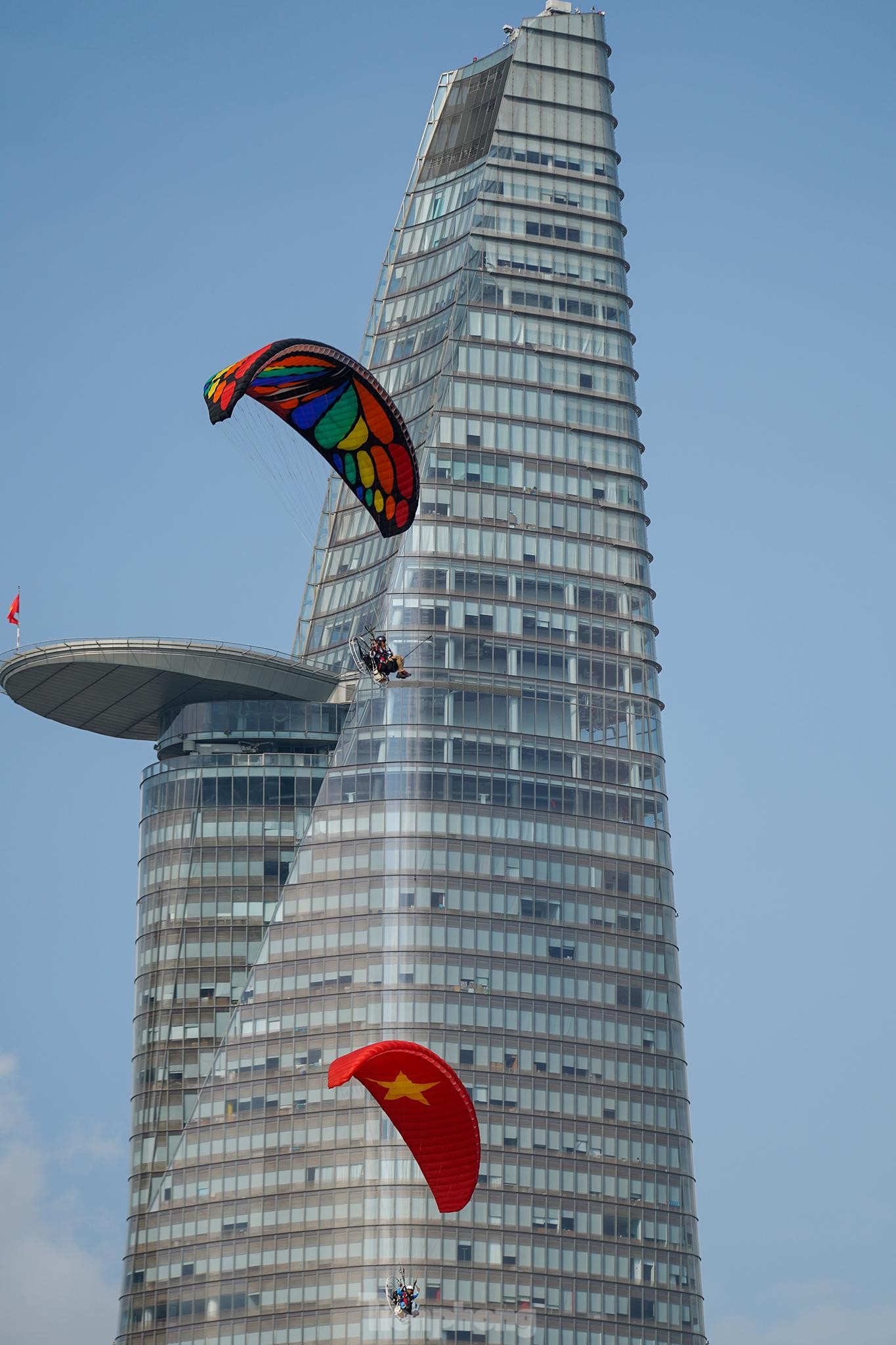 Cận cảnh khinh khí cầu kéo Quốc kỳ rộng 1800m2 mừng Quốc khánh 2/9 - Ảnh 29.