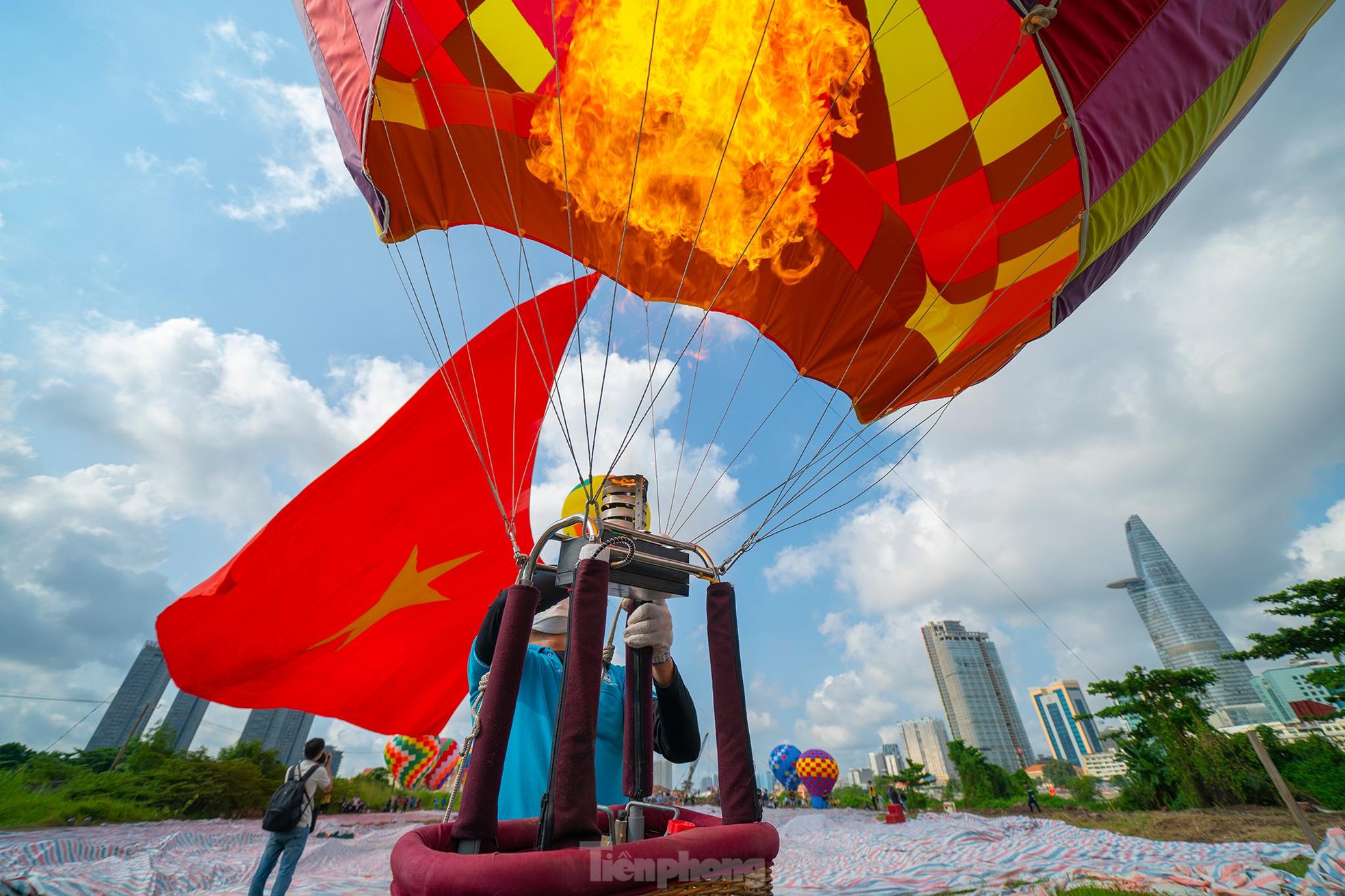 Cận cảnh khinh khí cầu kéo Quốc kỳ rộng 1800m2 mừng Quốc khánh 2/9 - Ảnh 28.