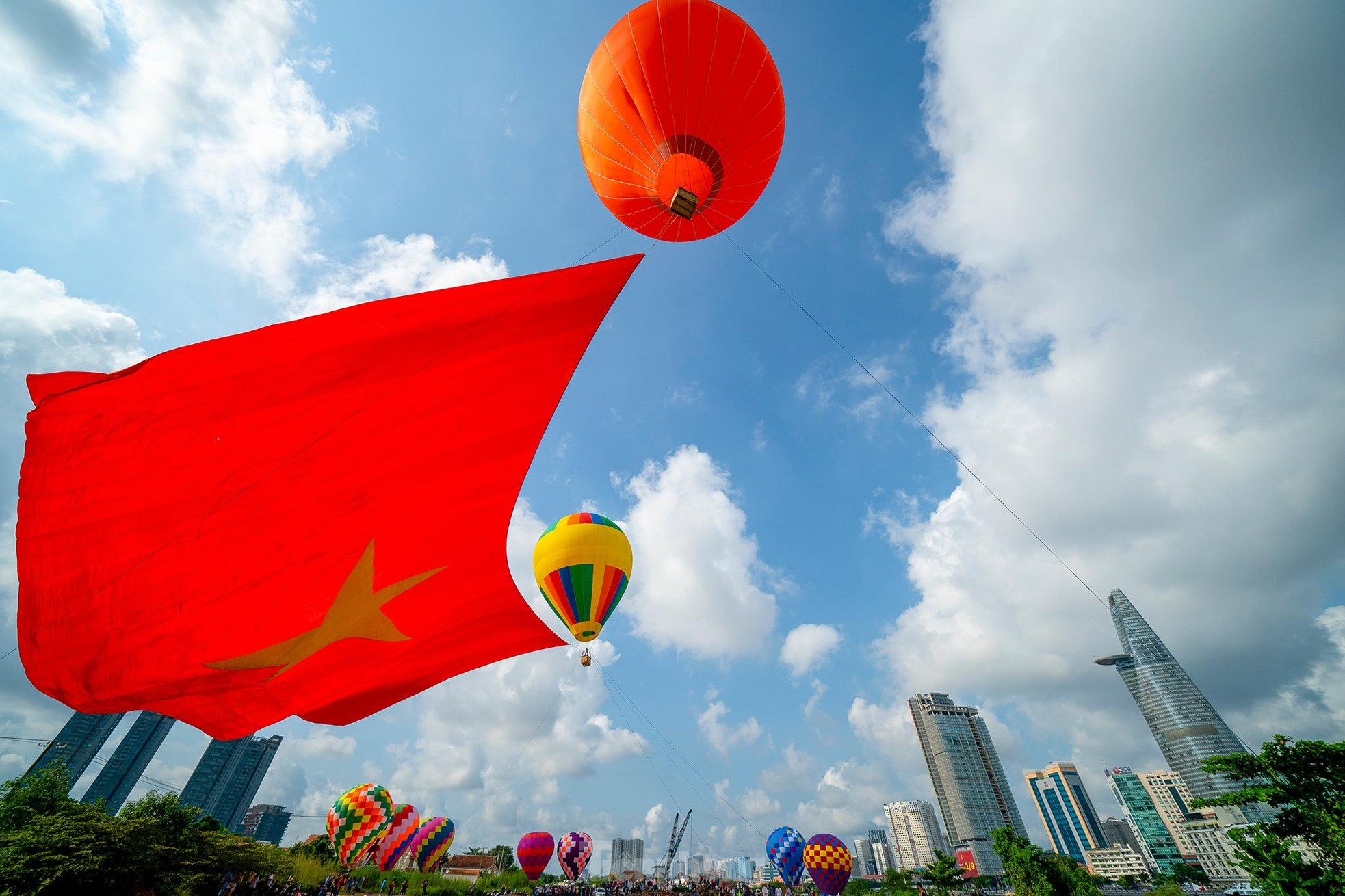 Cận cảnh khinh khí cầu kéo Quốc kỳ rộng 1800m2 mừng Quốc khánh 2/9 - Ảnh 17.