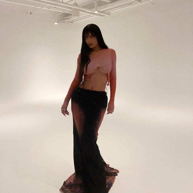Chiếc &aacute;o khiến Kylie Jenner bị ch&ecirc; cười - Ảnh 1.