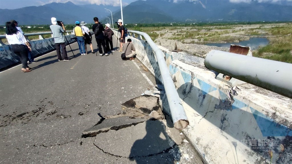 Chùm ảnh: Nhà cửa, đường xá đổ sập sau trận động đất 6,8 độ làm rung chuyển Đài Loan (Trung Quốc) - Ảnh 10.