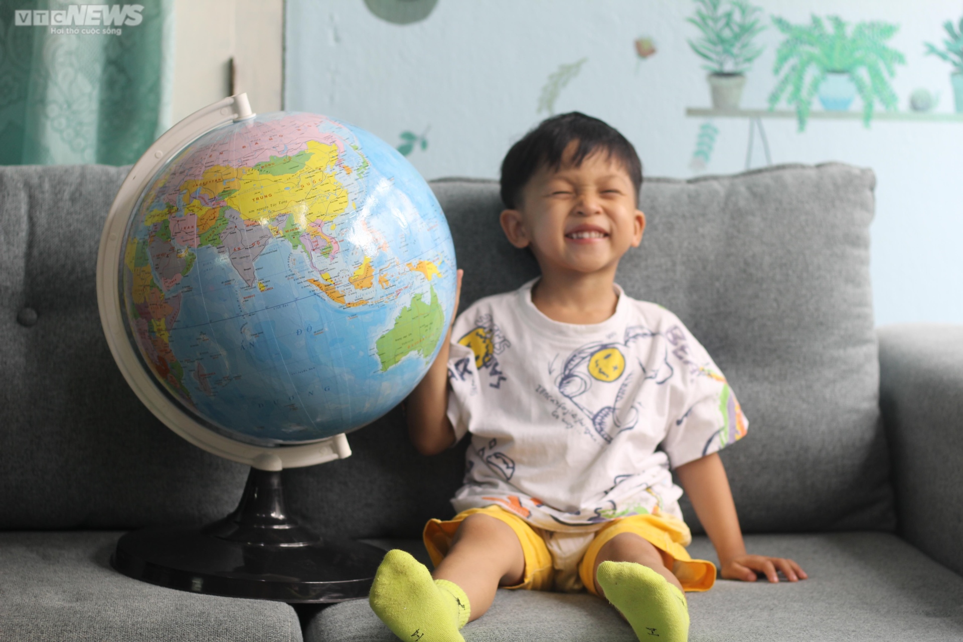 Cậu bé 3 tuổi nhớ được hơn 200 quốc kỳ, logo các đội bóng, hãng xe thế giới - Ảnh 1.