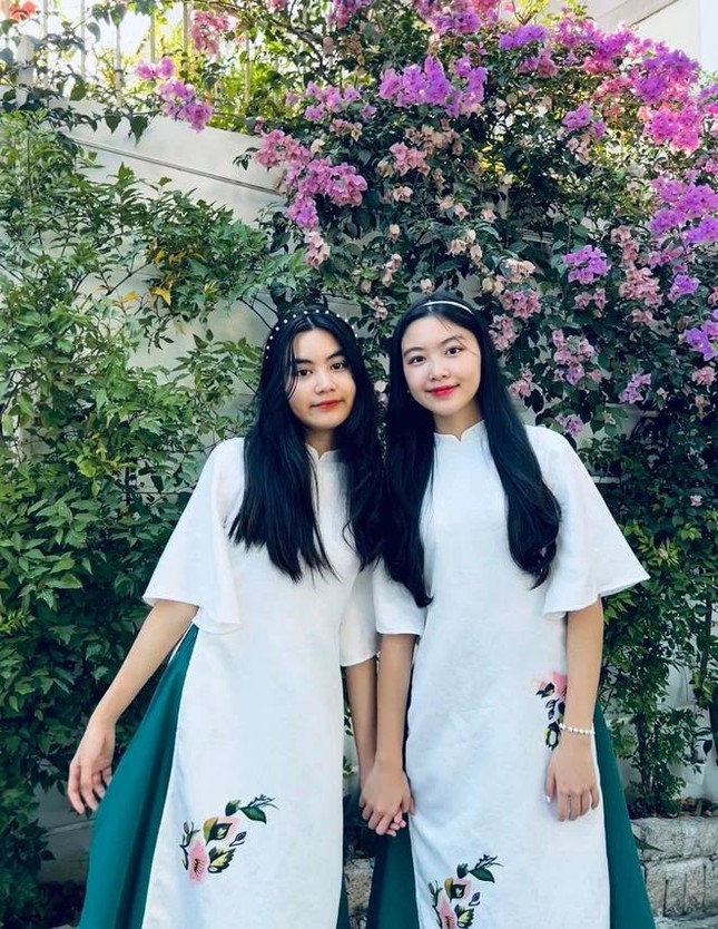 MC Quyền Linh nhận xét về dung mạo hai con gái, chỉ nói 1 câu mà được khen dạy con khéo - Ảnh 3. MC Quyền Linh nhận xét về dung mạo hai con gái, chỉ nói 1 câu mà được khen dạy con khéo - Ảnh 3.