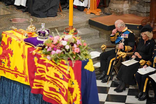 Chùm ảnh: Khoảnh khắc xúc động của Hoàng gia Anh khi tiễn đưa Nữ hoàng - Ảnh 7.
