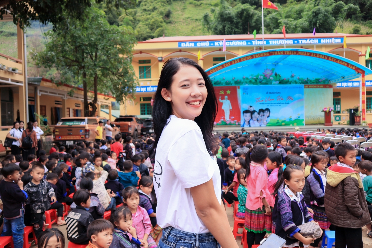 Hoa hậu Nông Thúy Hằng mang sách lên với trẻ em miền núi - Ảnh 3.