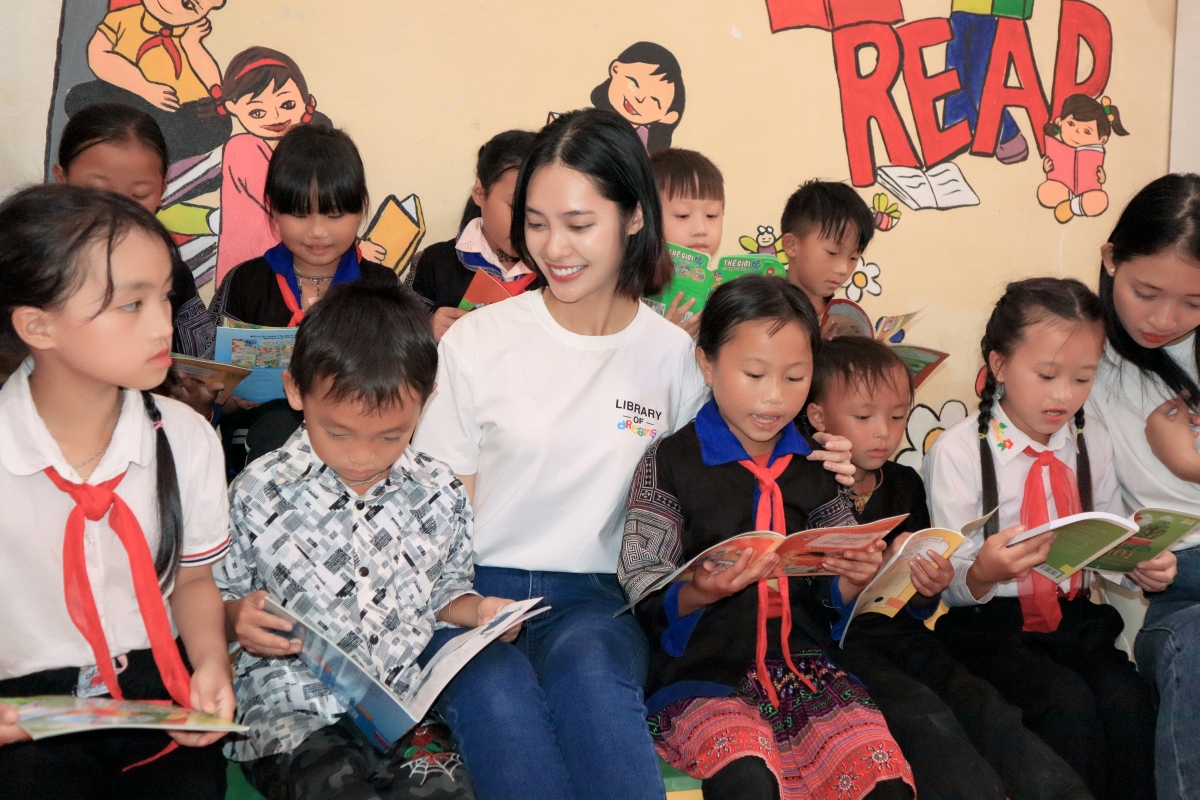 Hoa hậu Nông Thúy Hằng mang sách lên với trẻ em miền núi - Ảnh 1.