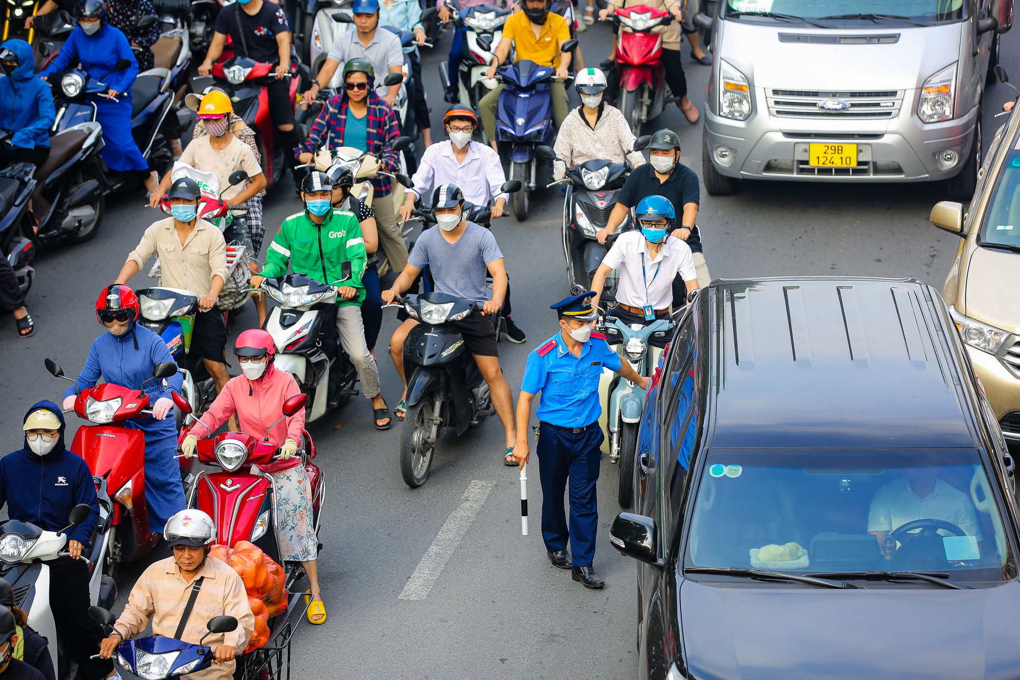 Vã mồ hôi qua đường Nguyễn Trãi sau 1 tháng thí điểm tách làn ôtô, xe máy - Ảnh 8.